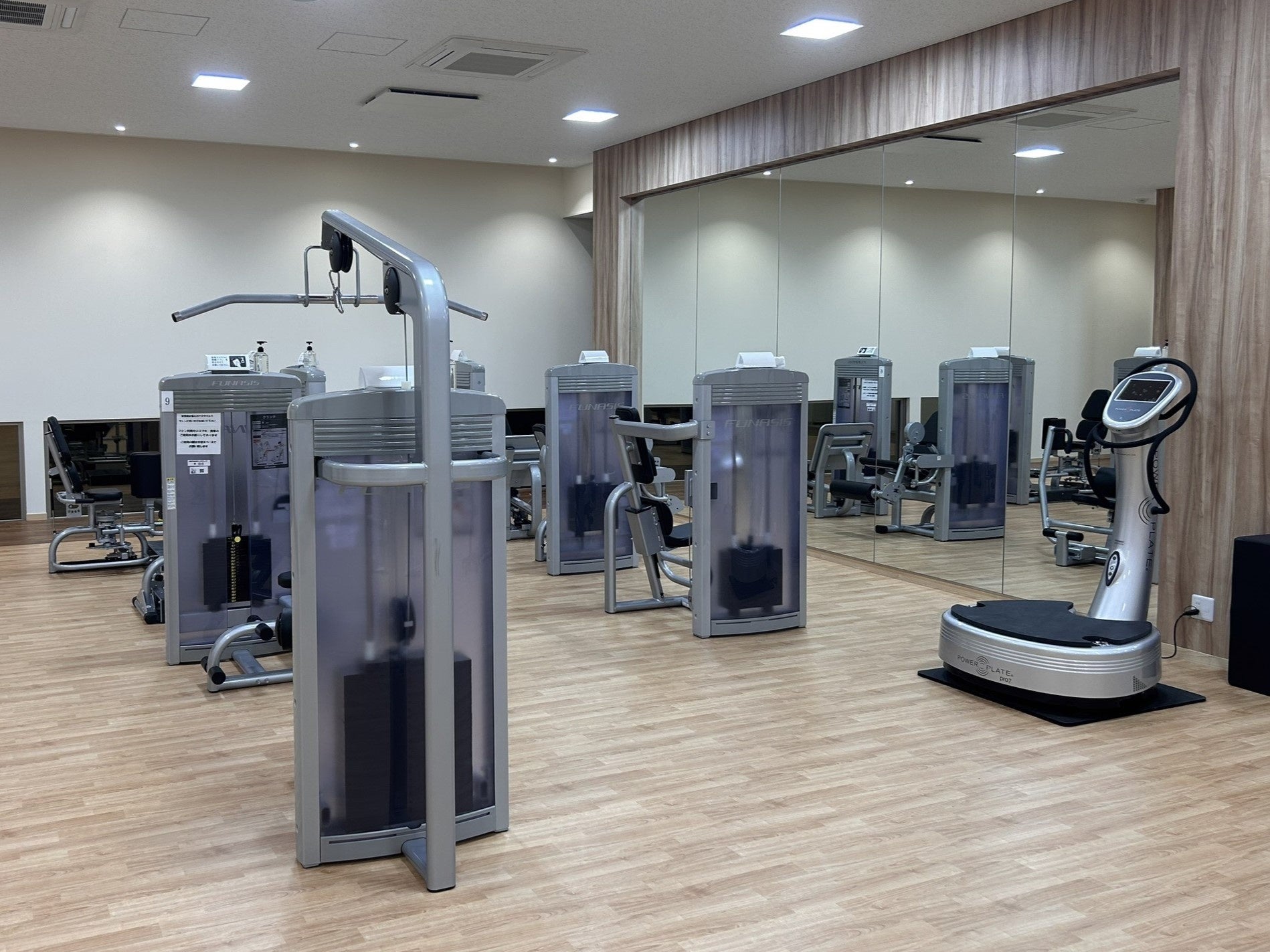 （右）全身振動マシン（パワープレート）