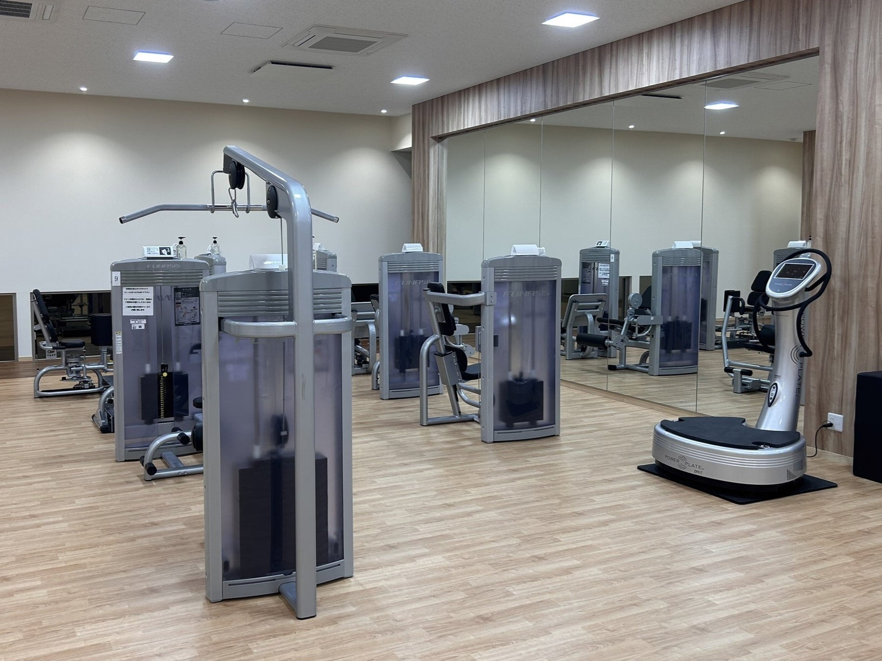 (右)全身振動マシン(パワープレート)