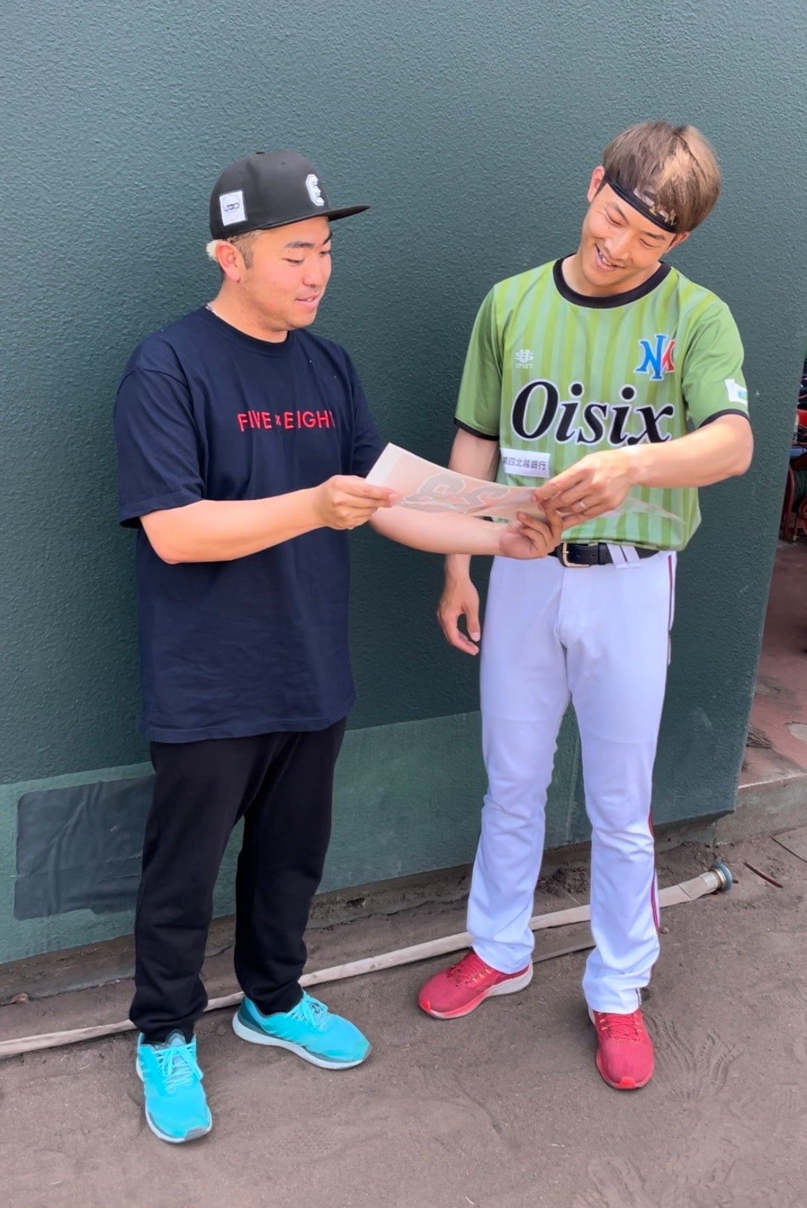 写真を選定中の薮田和樹選手「スポンサーさんが綺麗に見える写真が嬉しいです」