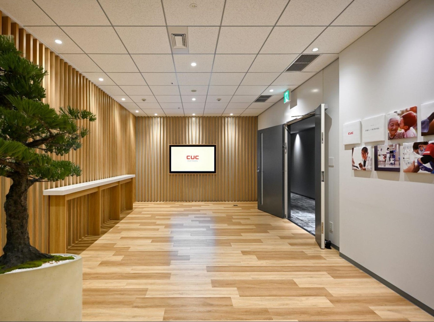 白と木が印象的なエントランス