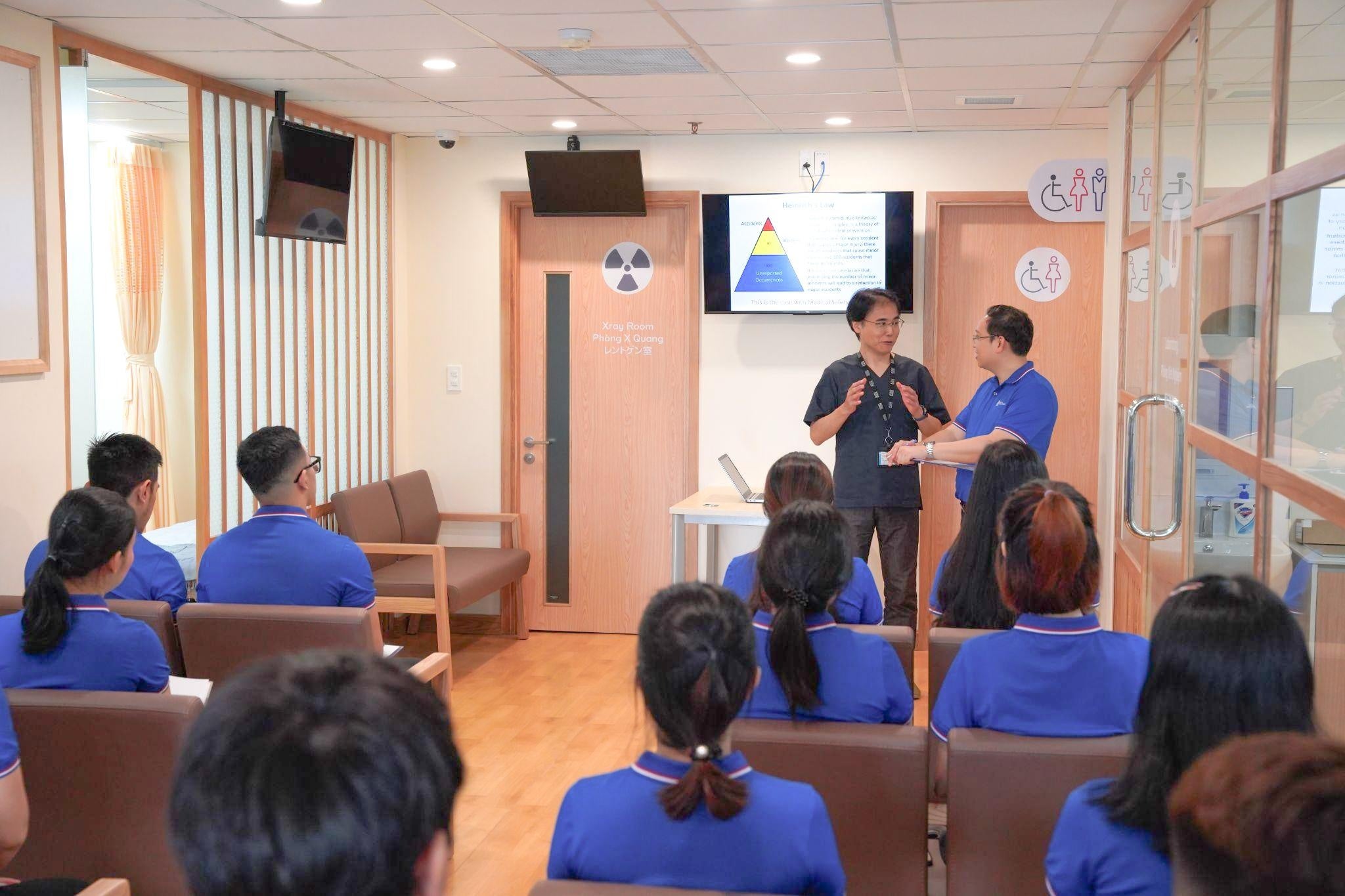 ▲日本人医師が現地でスタッフ教育を行う様子