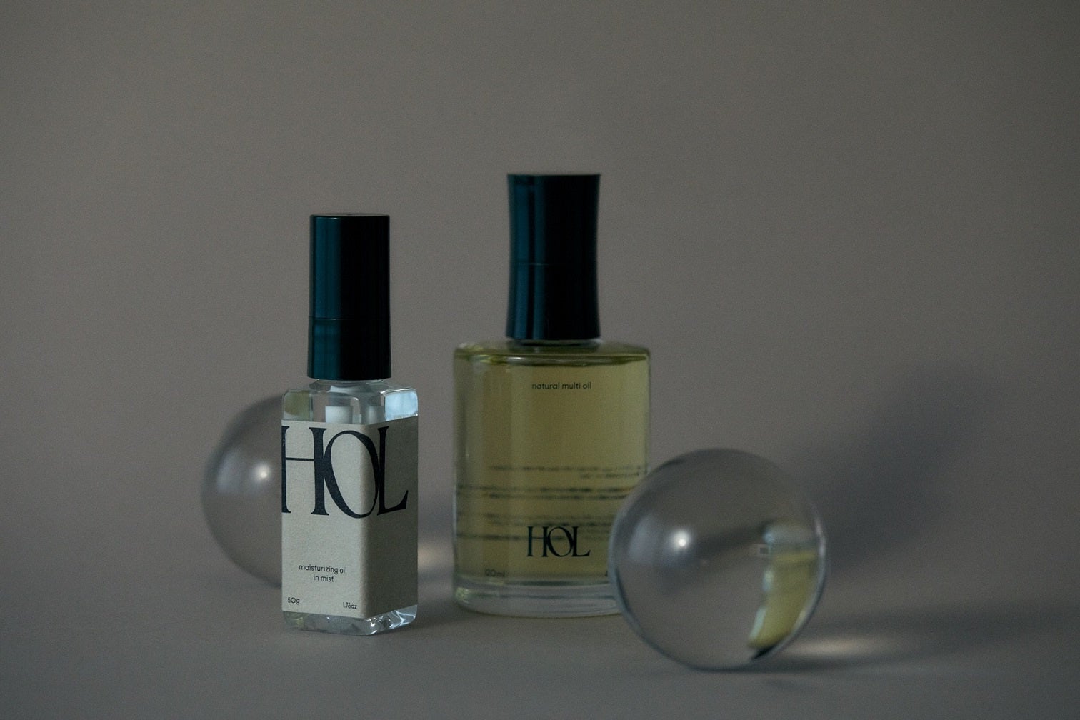 【左】HOL moisturizing oil in mist  50ml ¥4,950 (taxin) 【右】HOL natural multi oil 120ml ¥7,480 (taxin) 