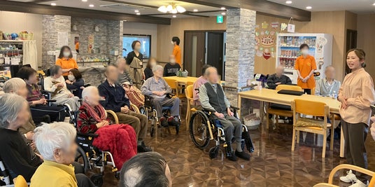 介護施設のクルールにて、メイクアップやフェイスマッサージ、ネイルケアなどの「介護美容」サービスの実施をスタート 介護施設のクルールにて、メイクアップやフェイスマッサージ、ネイルケアなどの「介護美容」サービスの実施をスタート