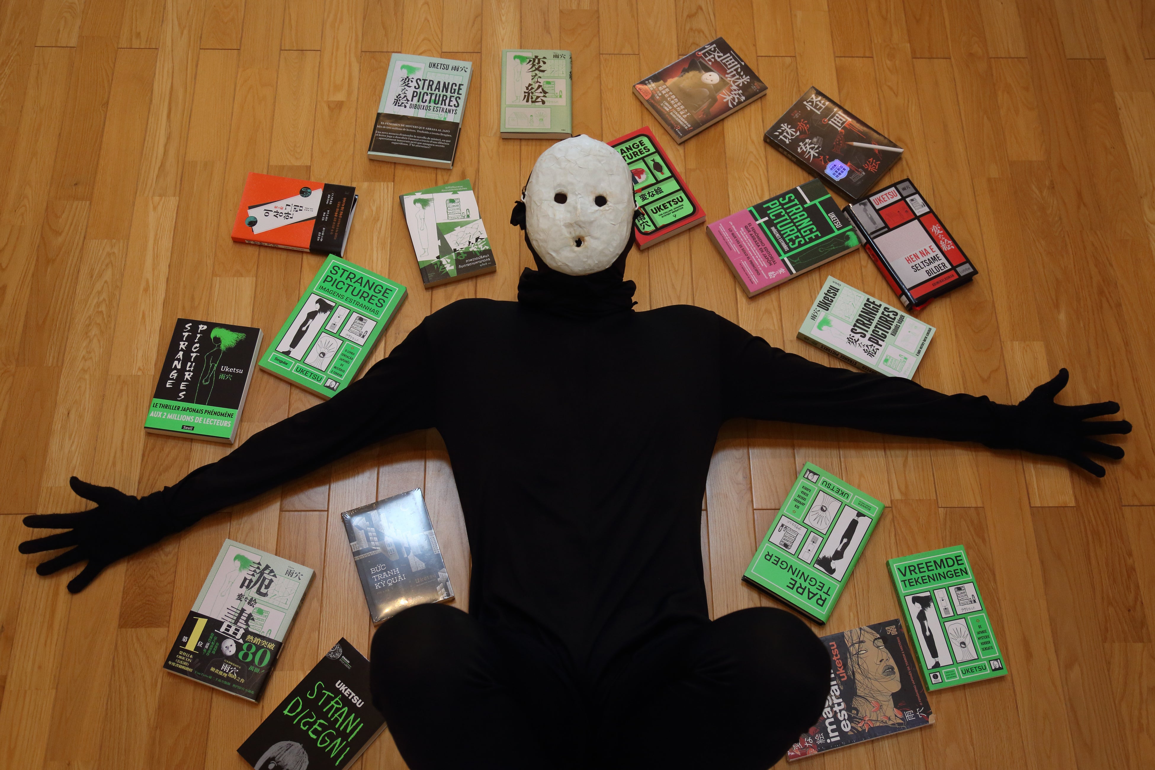 雨穴『変な絵』、イギリス最大級書店 Waterstones 2025年「Book of the