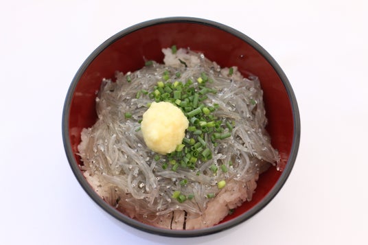 静岡市「用宗漁港」で3月21日(土)から、しらす漁が解禁/初日の水揚げ量は約2,000kg!とれたての「生しらす丼」や用宗漁港限定「しらすソフト」などお土産にもぴったりなしらすグルメも発売 静岡市「用宗漁港」で3月21日(土)から、しらす漁が解禁/初日の水揚げ量は約2,000kg!とれたての「生しらす丼」や用宗漁港限定「しらすソフト」などお土産にもぴったりなしらすグルメも発売