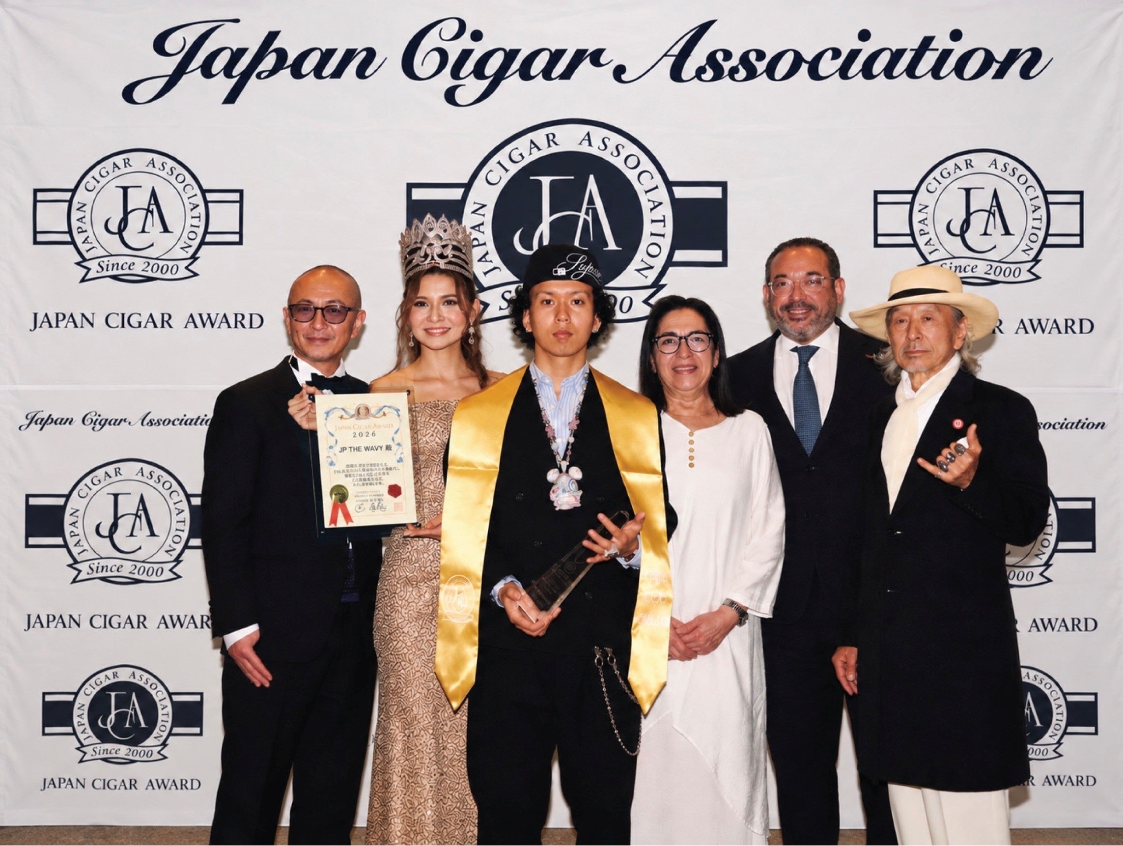 世界で活躍するラッパー JP THE WAVY氏、「ジャパン・シガー・アワード2026」で大賞受賞S.T. Dupontより「ライン2 Catwoman」を贈呈