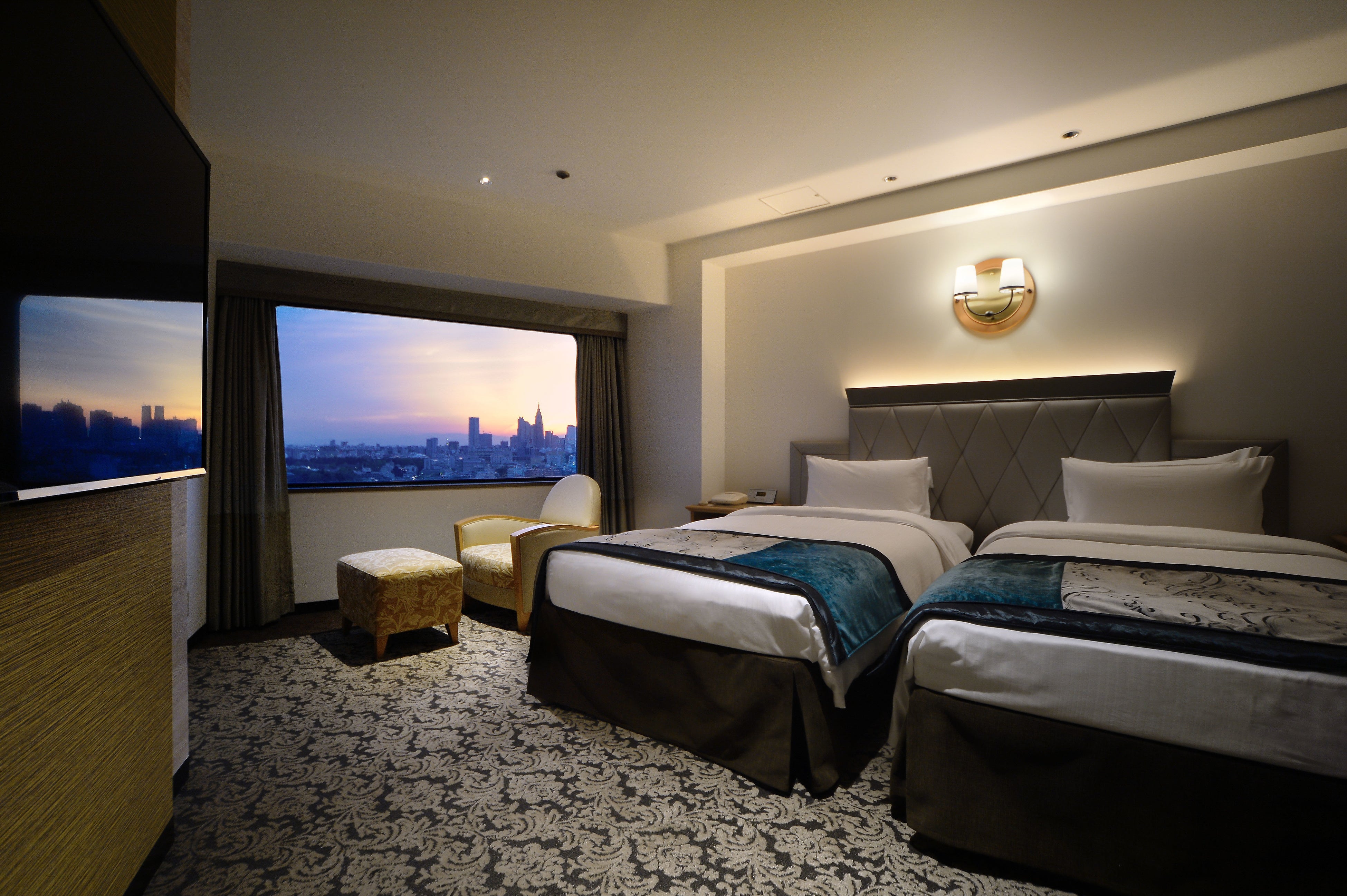 ガーデンタワースイート：最大4名さままでご滞在可能で、新宿新都心の夜景や、晴れた日には富士山など、最高の眺望をお愉しみいただけます。