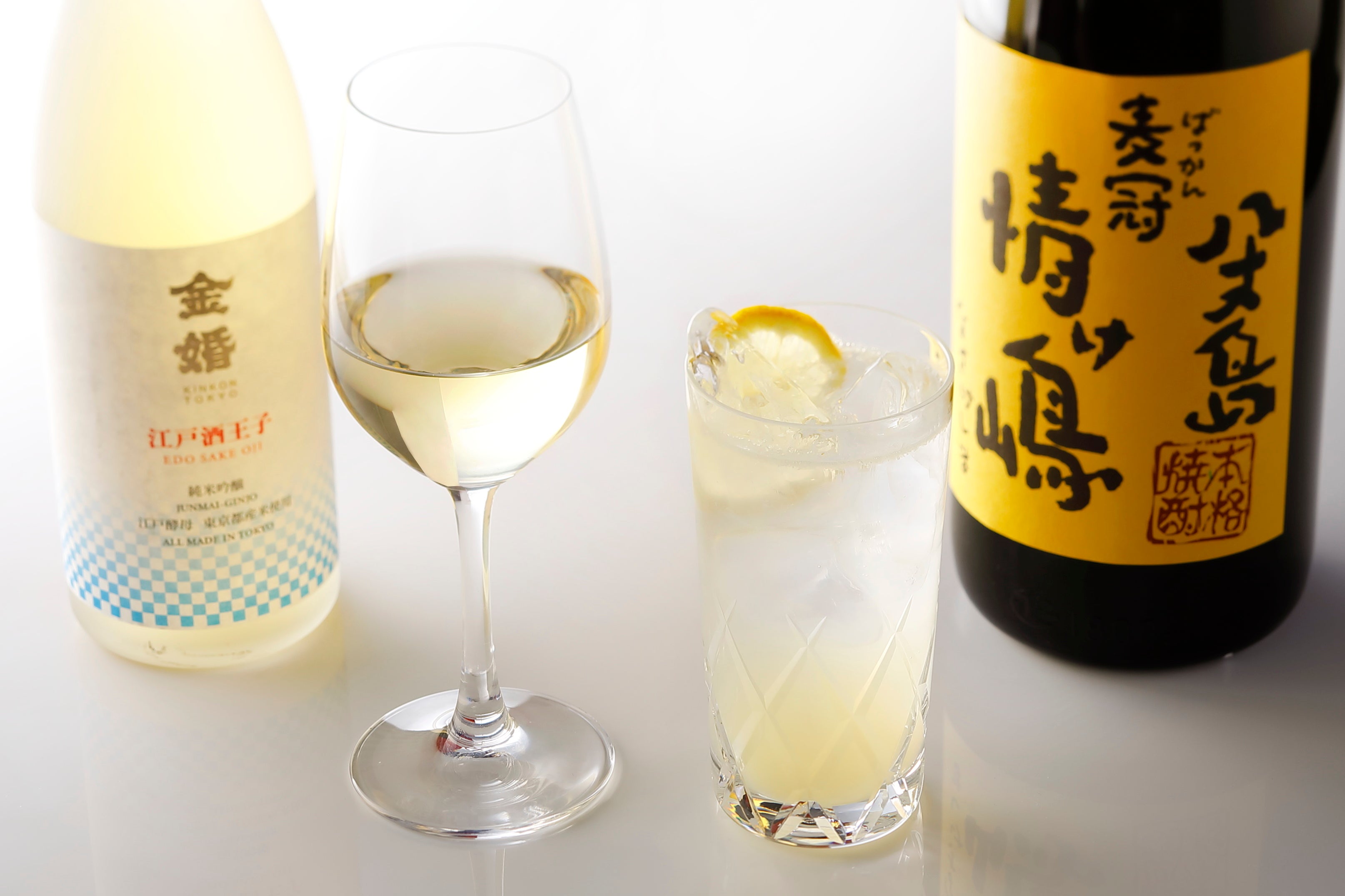 「金婚 純米吟醸 江戸酒王子（グラス）」「情け嶋 麦冠 レモンサワー」　各¥1,800（サービス料別）