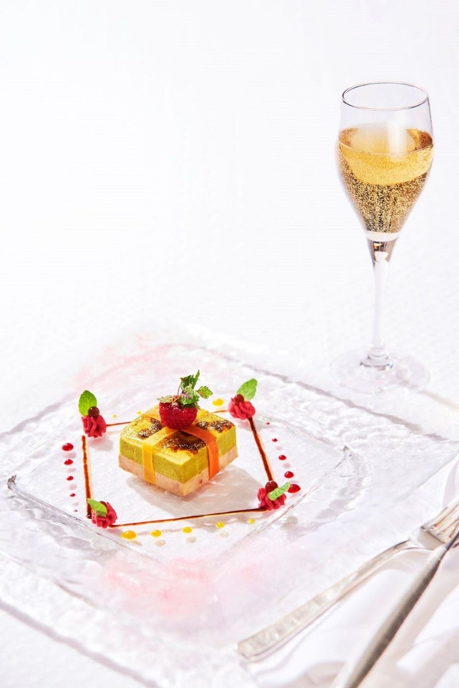 前菜　“幸せな贈り物” フォアグラのテリーヌとピスタッチオムースの華麗なマリアージュ