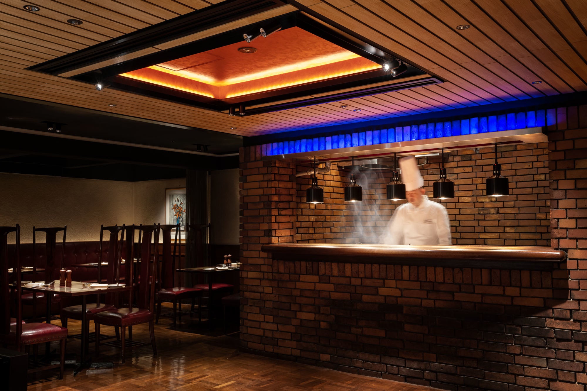 熟練シェフが焼き上げるステーキを愉しめる「リブルーム」