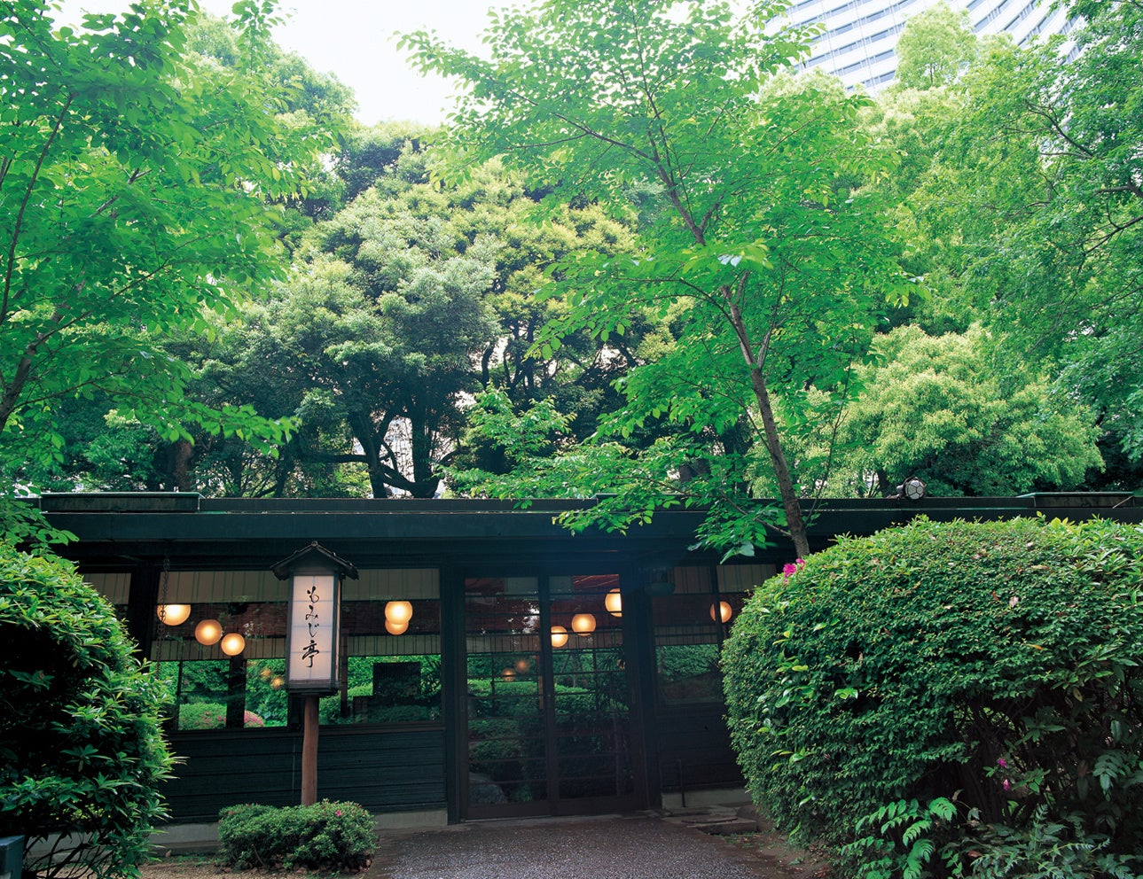 日本庭園の緑に囲まれた「もみじ亭」