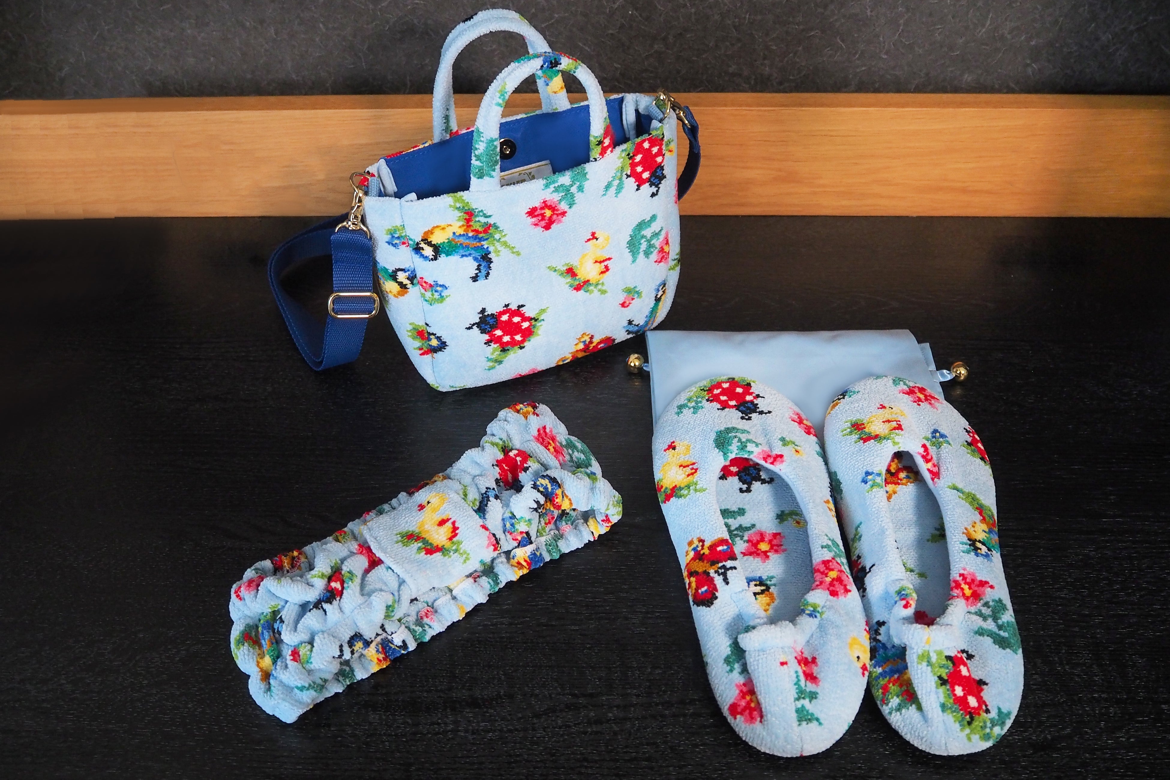 ※写真はペールブルーのグッズ