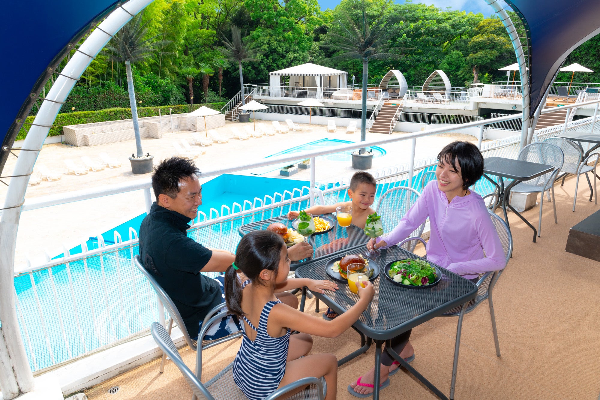 プールサイドダイニング「OUTRIGGER」ではシェフの本格料理が愉しめる