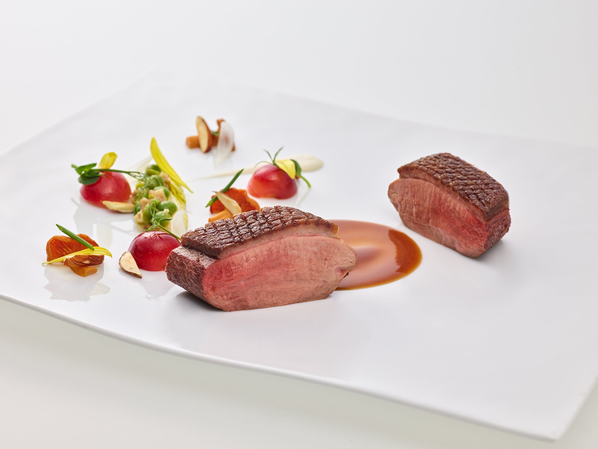 CANETON à la gastrique aux cerises noire, petit pois à la Bonne- Femme & girolles aux amandes ​ (￥21,000 ディナー・ランチコースより) 