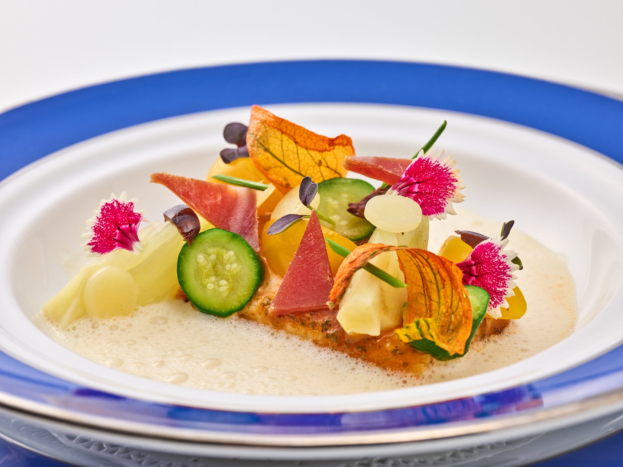 CHAPON braisé aux sucs de tomate parfumé de marjolaine, fenouil aux olives & fleur de courgette (￥21,000ディナー・ランチコースより)