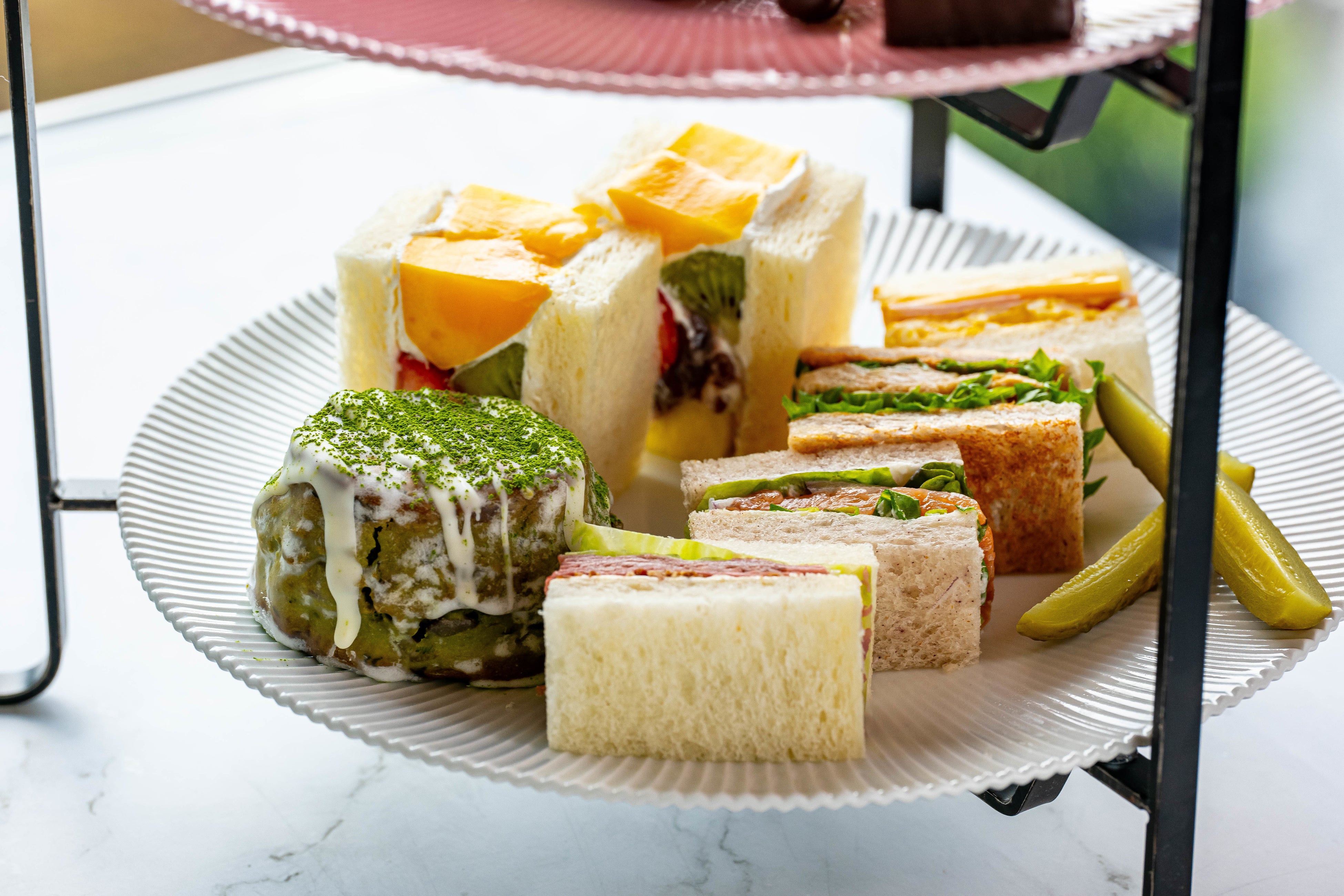 下段：季節のフルーツサンドウィッチ、バラエティサンドウィッチ4種、抹茶スコーン