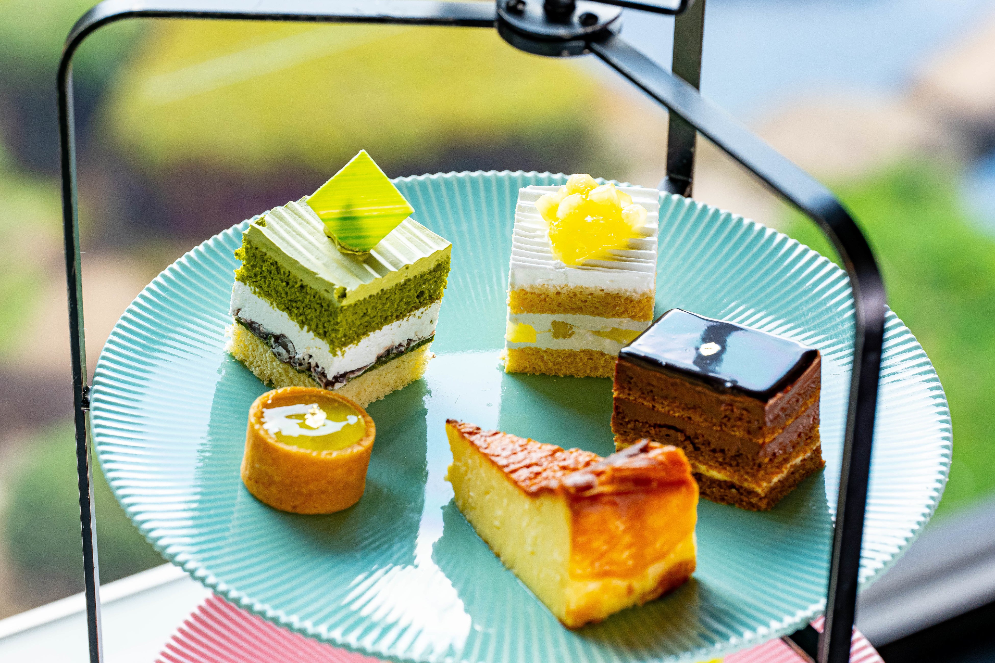 上段：スーパーメロンショートケーキ、新edo抹茶ショートケーキ、バスクチーズケーキ、メロンフラン、オペラ