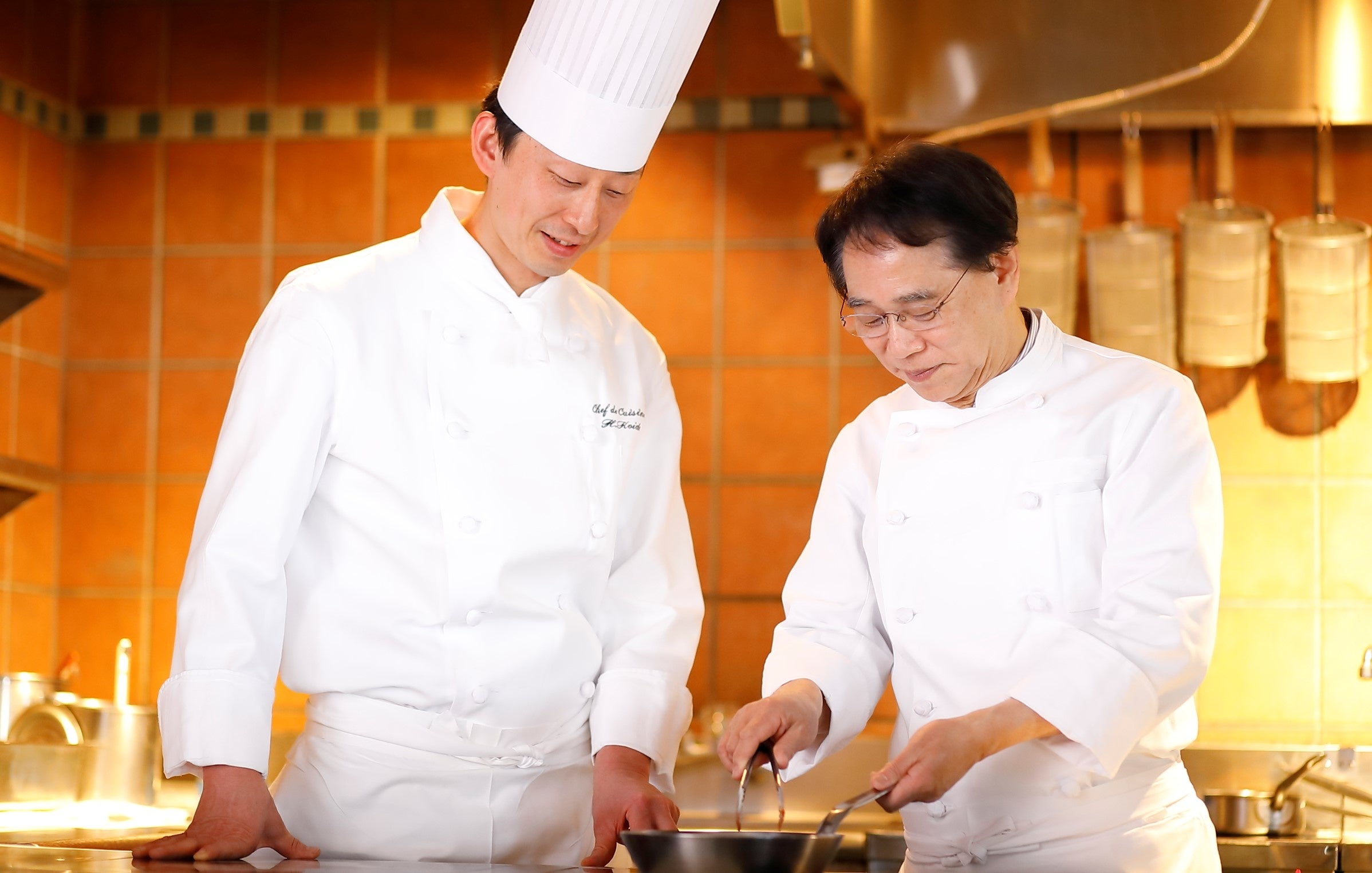 片岡シェフ(右)とホテルニューオータニ幕張総料理長小出裕之(左)