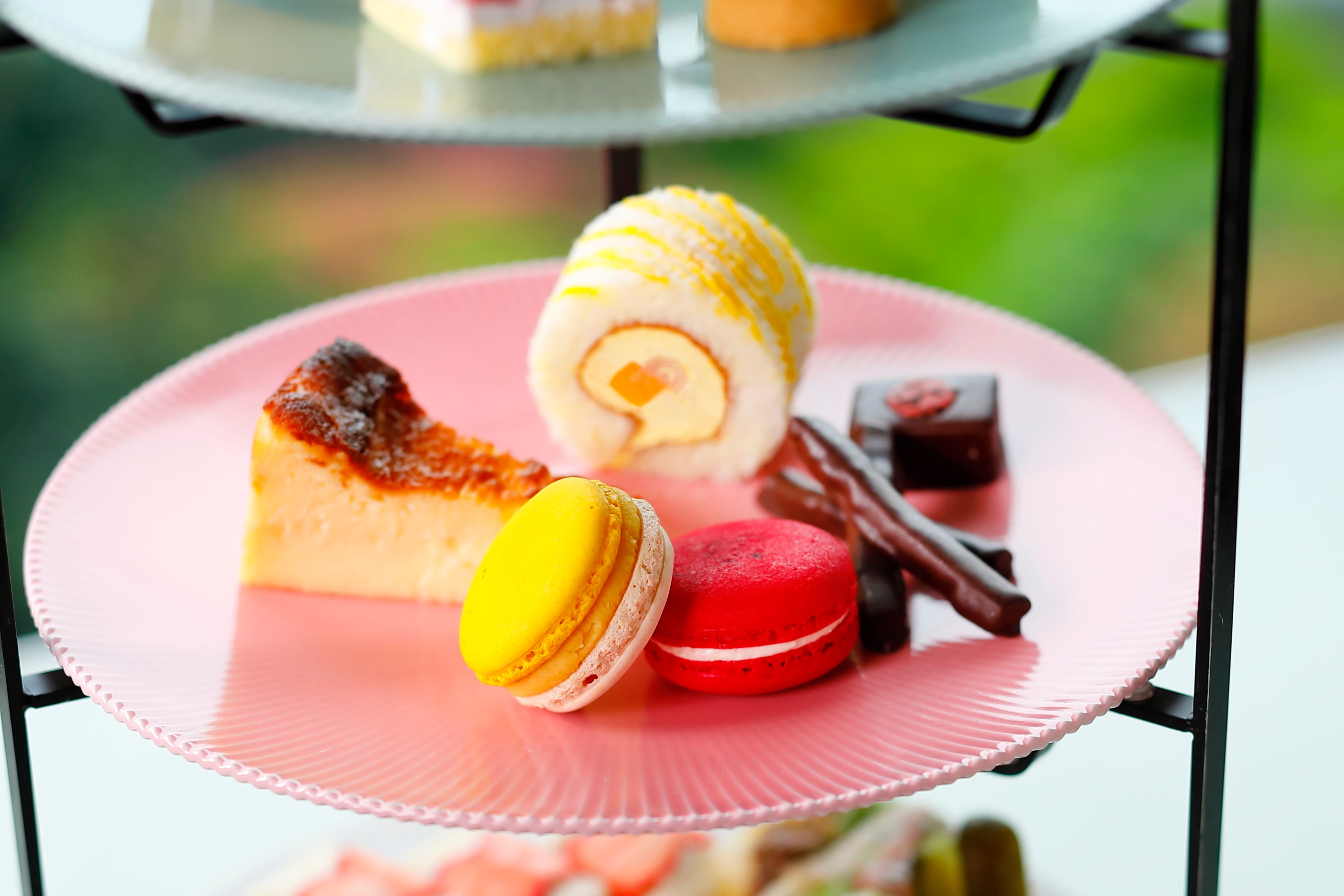 中段：マンゴーロール、バスクチーズケーキ、マンゴーマカロン、レッドローズマカロン、オランジェット、ボンボンショコラ