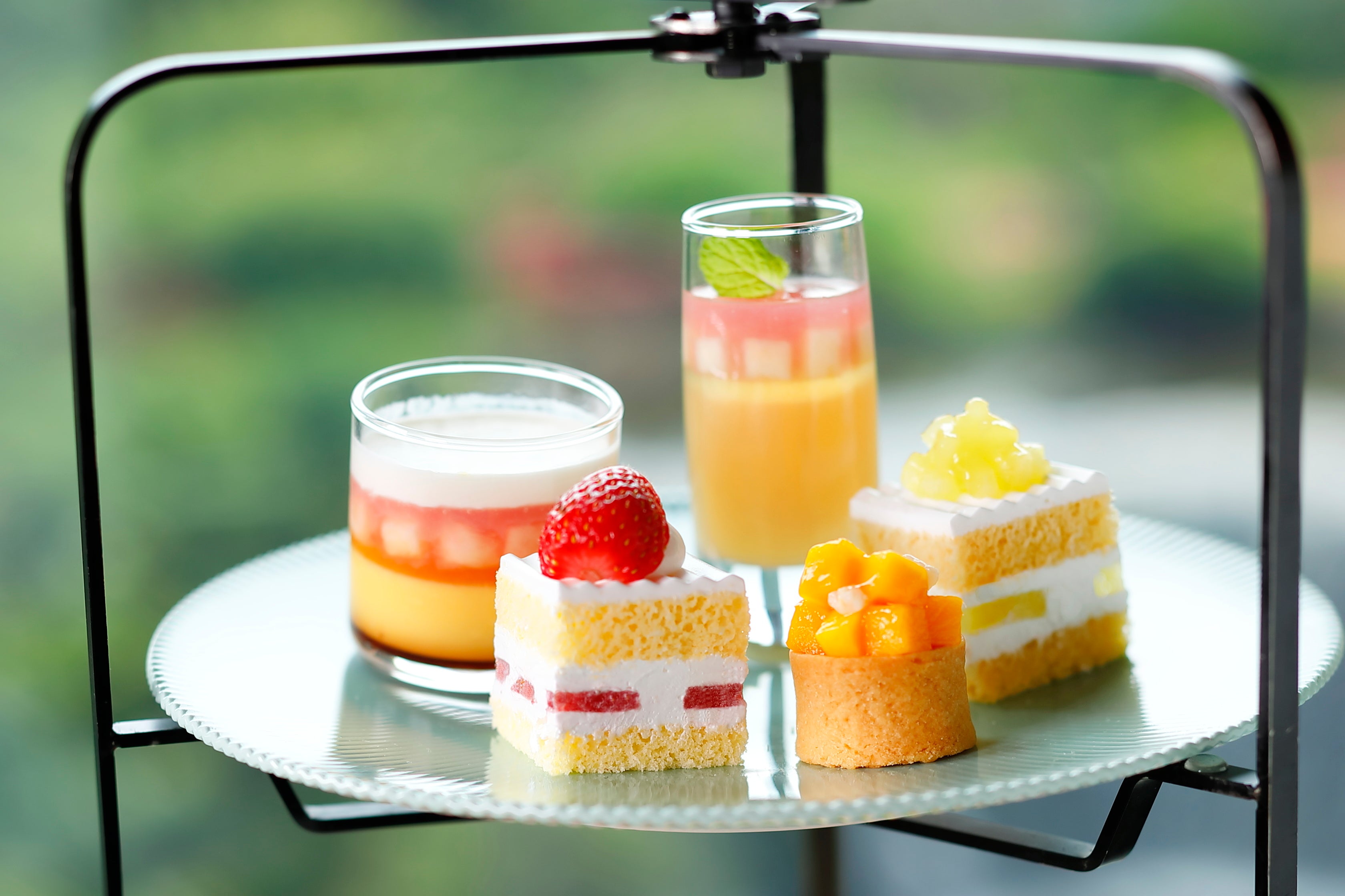 上段：スーパーメロンショートケーキ、ストロベリーショートケーキ、マンゴー＆ライチタルト、ピーチプリン、ピーチゼリー