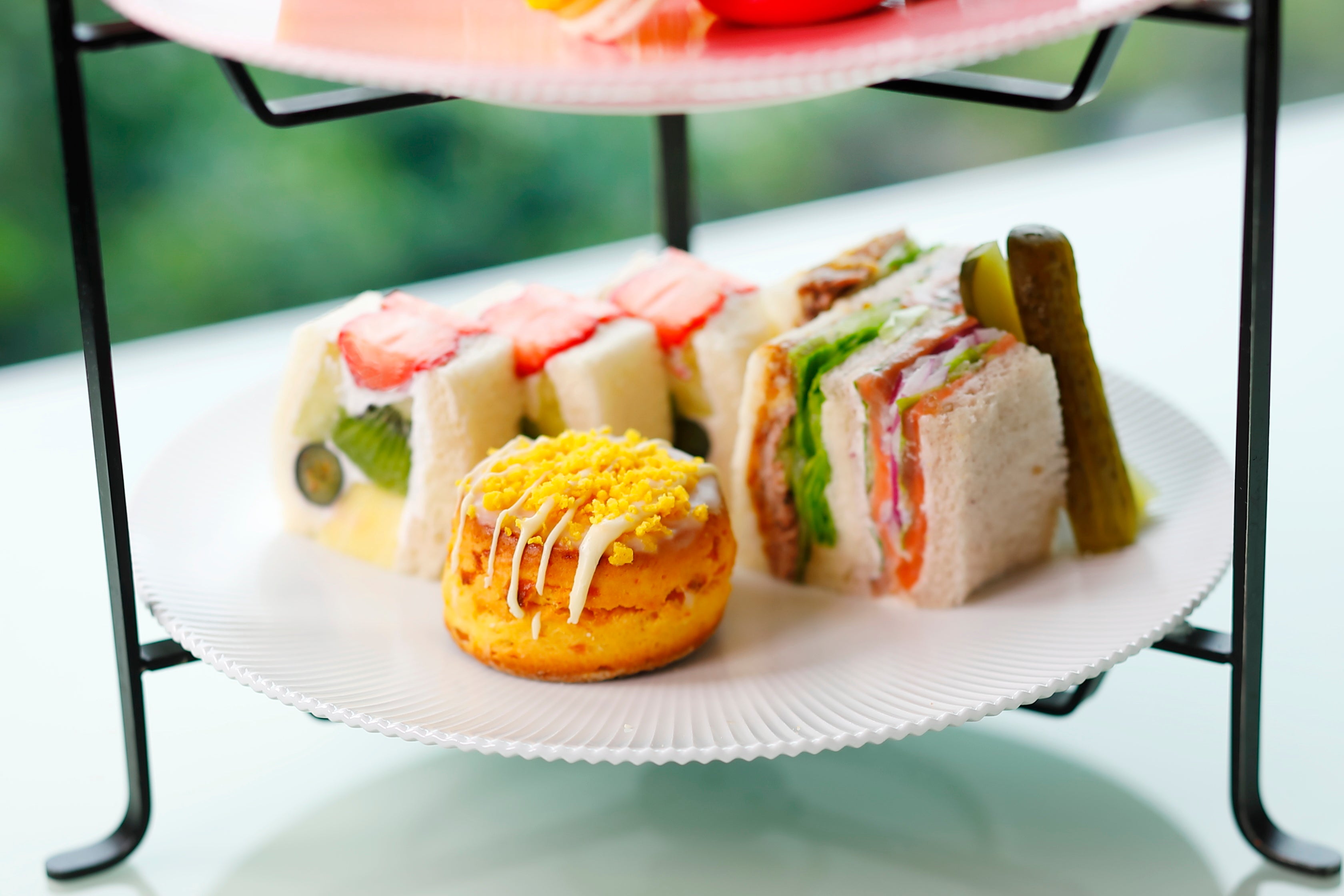 下段：マンゴースコーン、季節のフルーツサンドウィッチ、バラエティサンドウィッチ4種