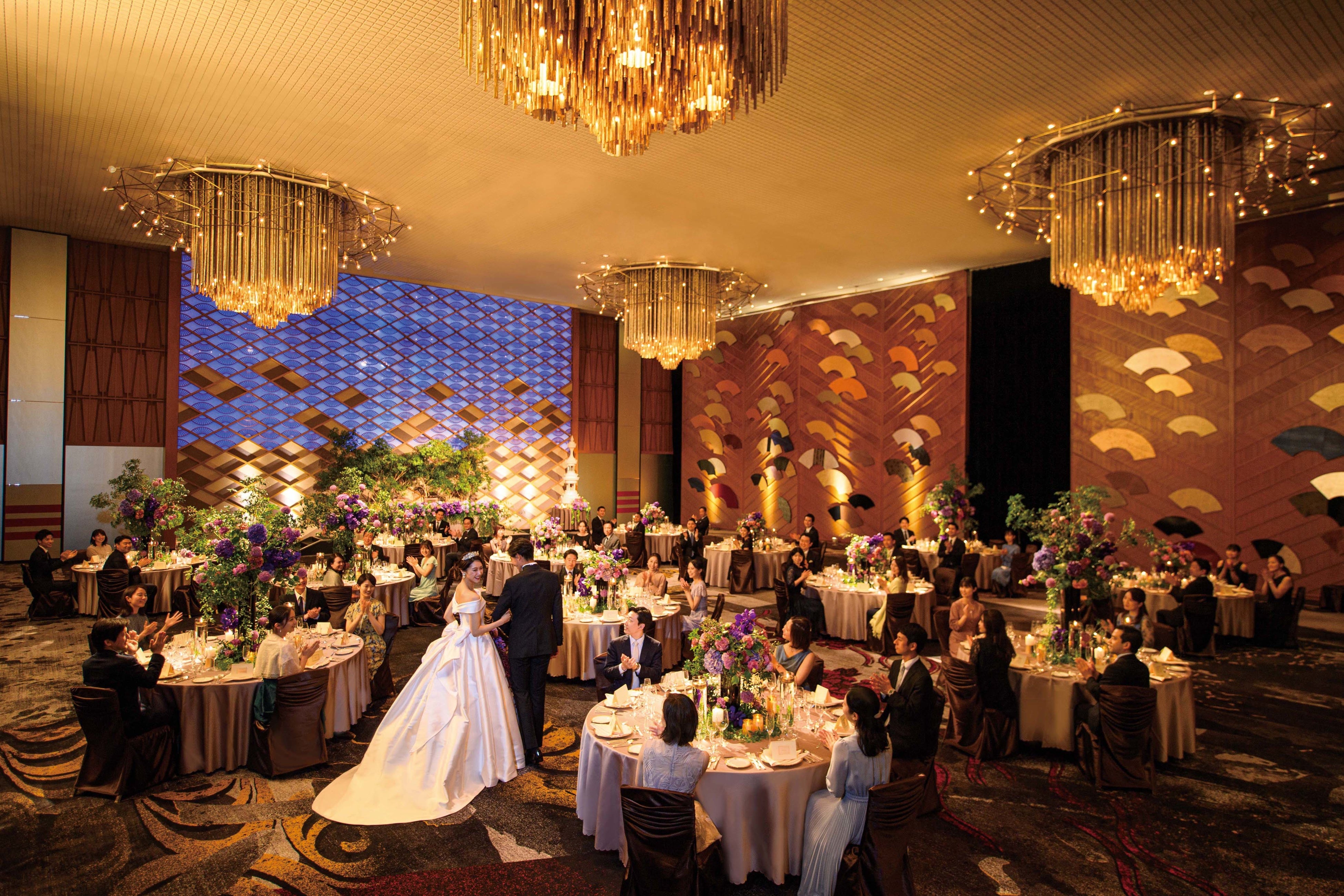 モダンなデザインに日本の美意識が映える空間は、まさに王道ホテルウエディング「芙蓉の間」