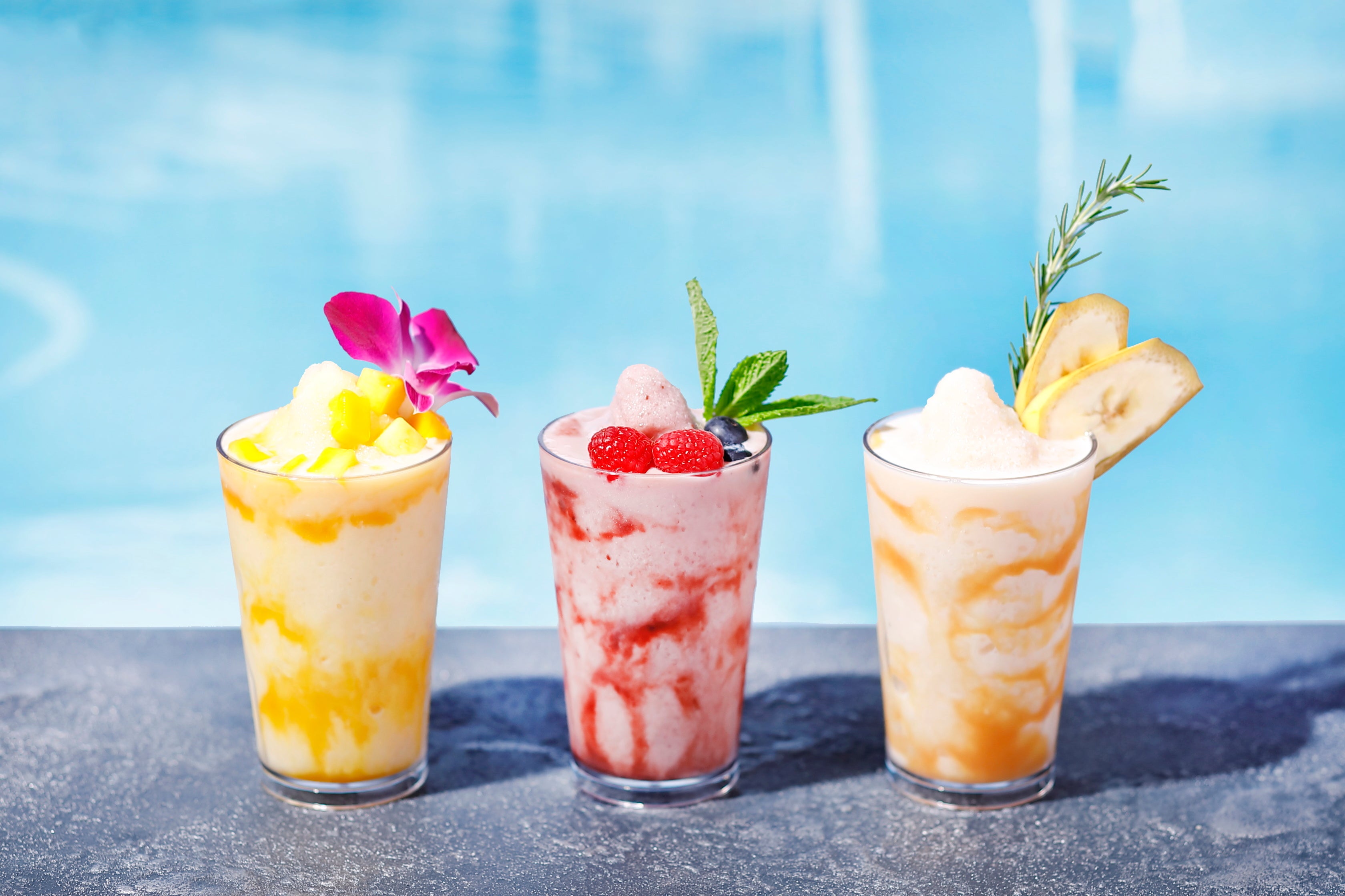 左からマンゴーフラッペ・ミックスベリーフラッペ・バナナフラッペ