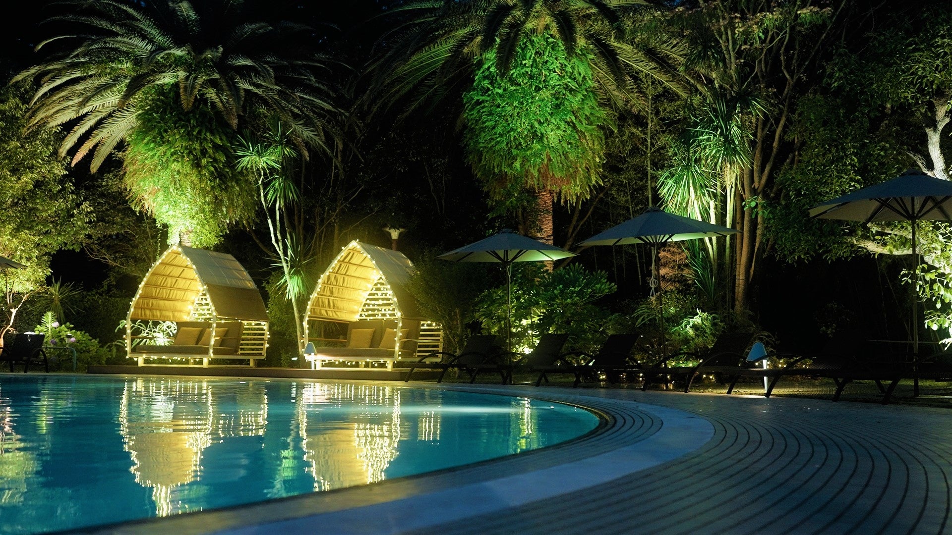 プライベートシート「HAUOLI(ハウオリ)」(1棟使用料金¥10,000)はフェアリーライトでライトアップされプールの中で最高のSNS映えスポットに。