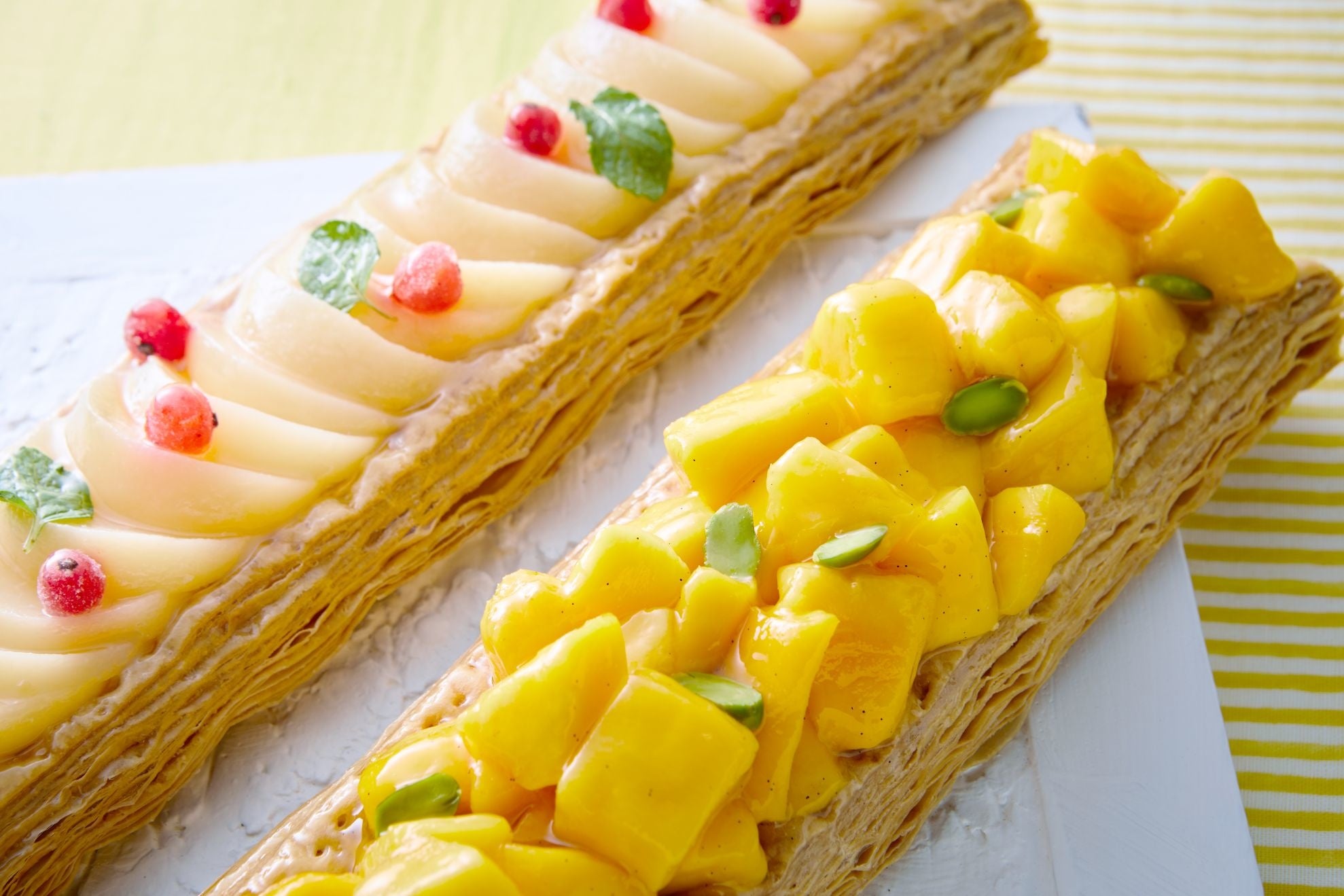 （右）マンゴーパイ（左）ピーチパイ※8月1日より