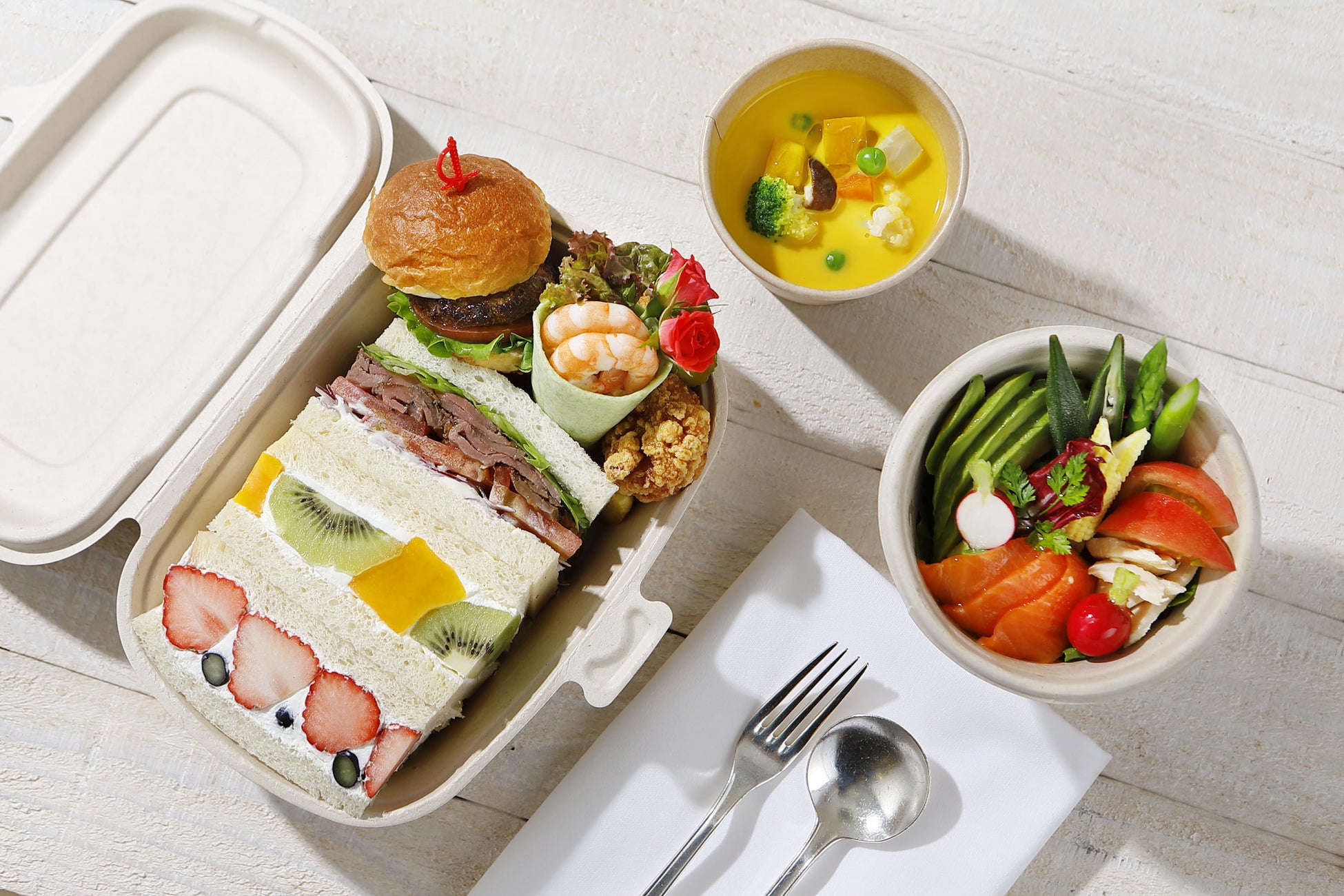 秋限定のホテルオリジナルランチボックス『ピクニック at レッドローズガーデン』