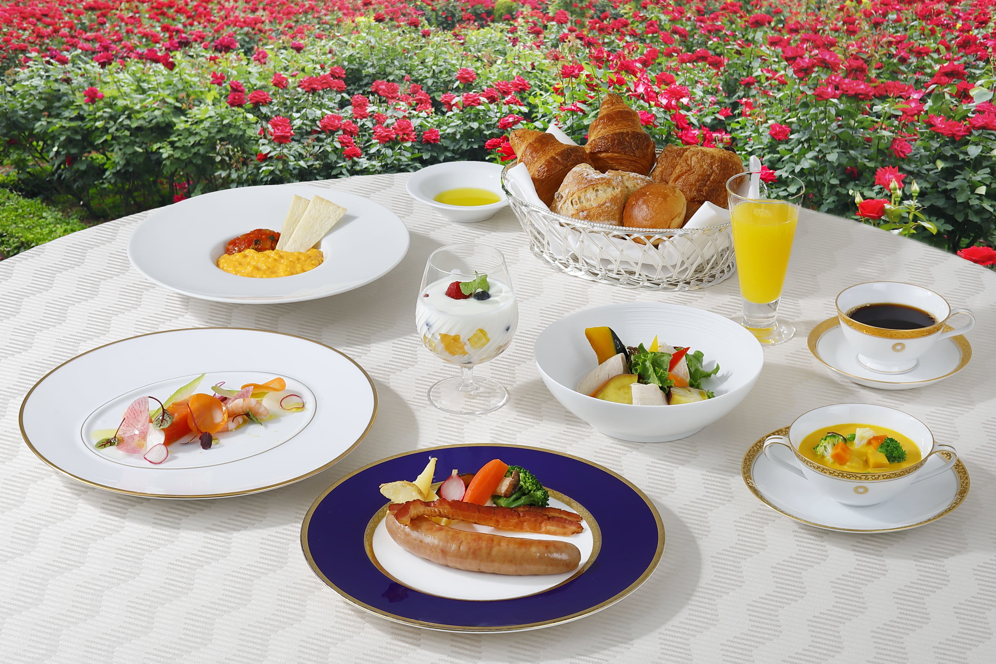 開園前の時間を独占！王道のブレックファーストで優雅な朝のひとときを。『レッドローズガーデンで朝食を』