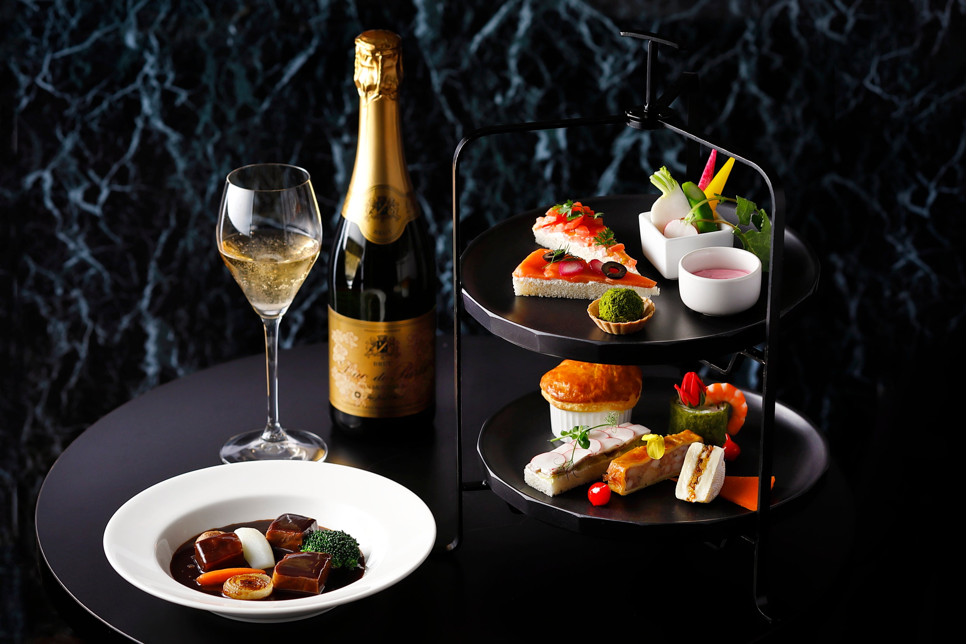 スパークリングワインフリーフロー付『ハイティー at レッドローズガーデン』