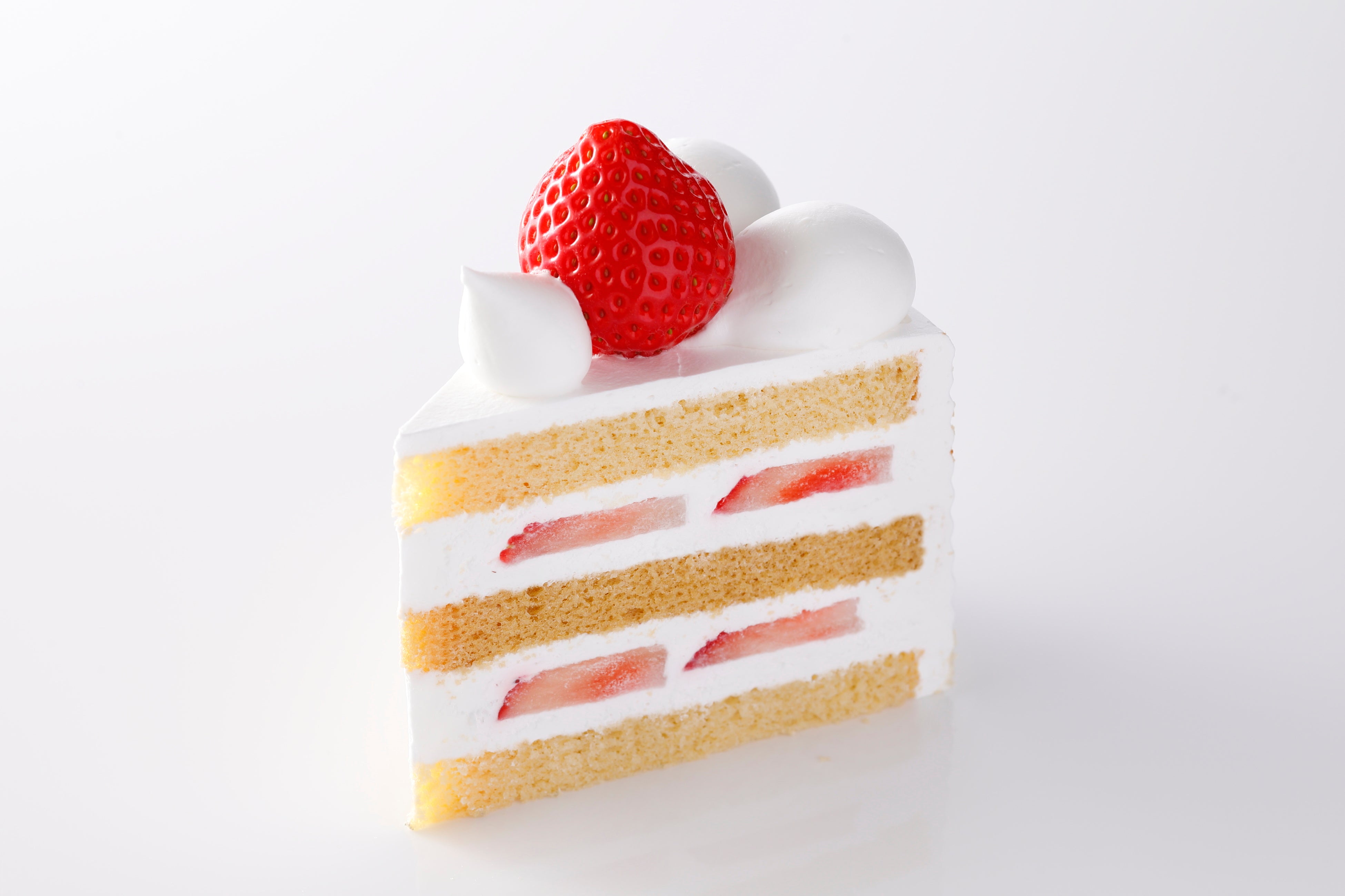 『新スーパーあまおうショートケーキ』￥1,404（テイクアウト）はビュッフェサイズで登場