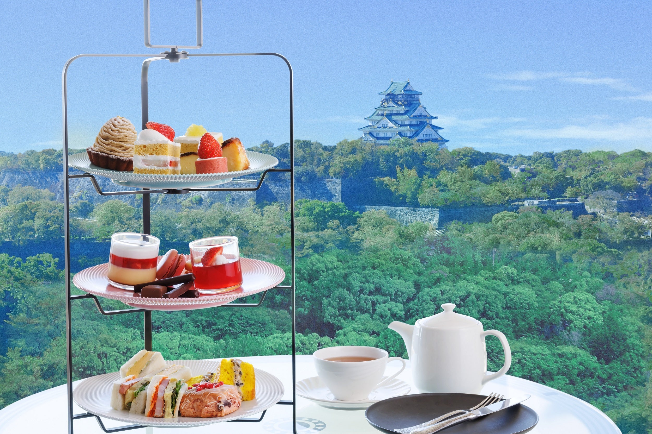 『新アフタヌーンティーセット～あまおう～』1台 ￥8,000（サービス料別）