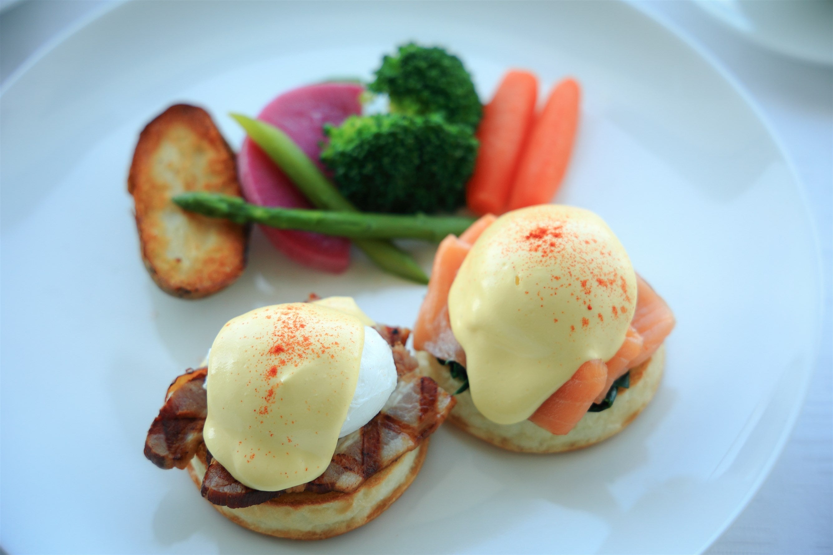 太陽卵のエッグベネディクト 季節の野菜添え