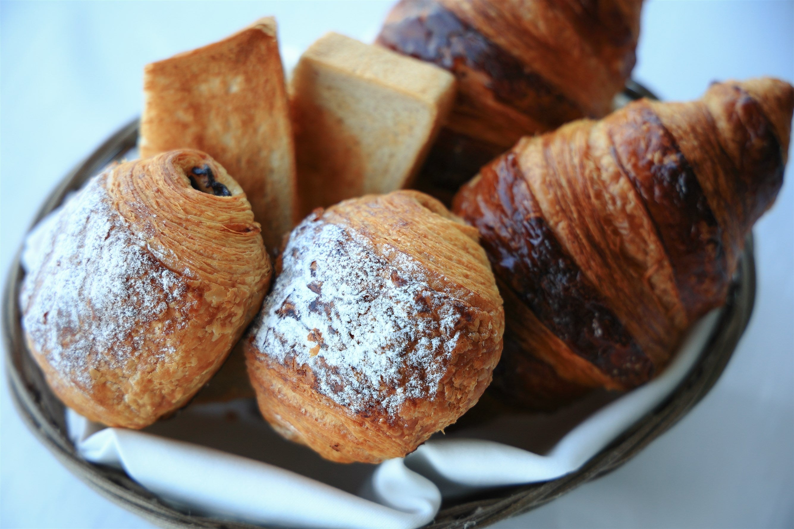 ニューオータニが誇る焼きたてベーカリーバスケット（J シリアルトースト・ クロワッサン・ デニッシュ）