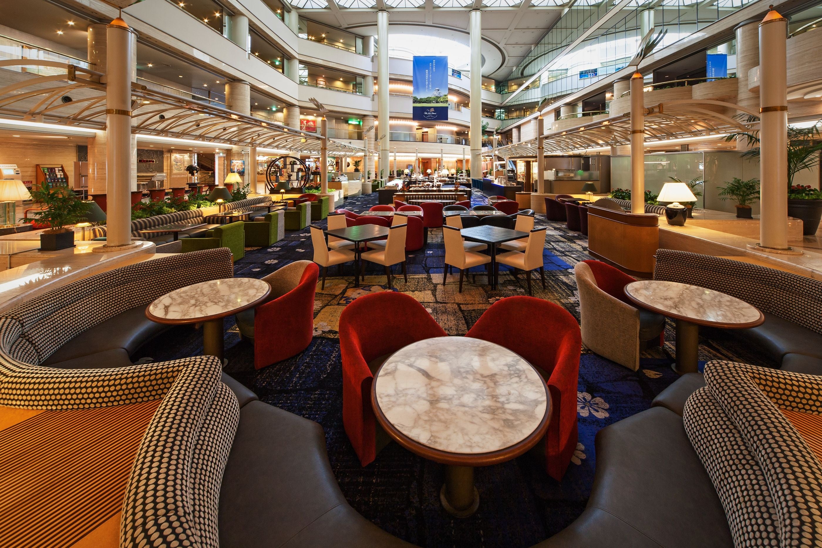 ゆったりとした空間に、期間中は特別な「刀剣乱舞ONLINEスペシャルアフタヌーンティー」の装飾が楽しめる