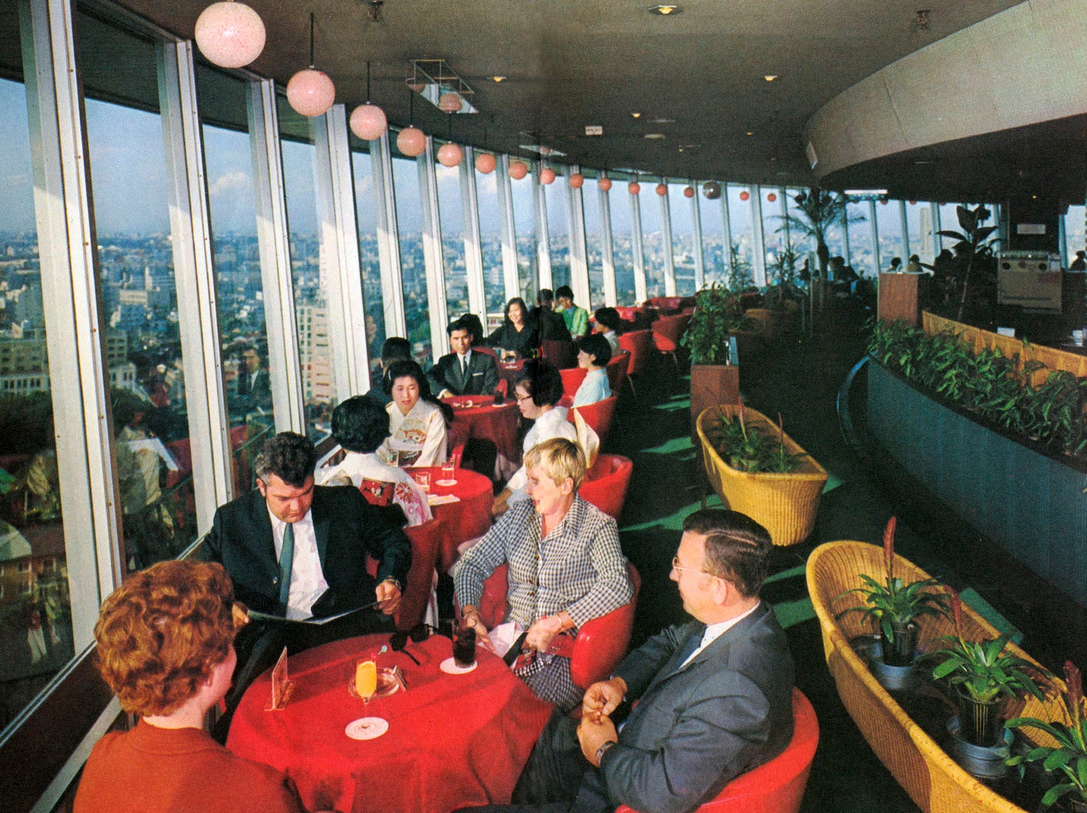 ホテル開業当時の展望レストラン「ブルースカイラウンジ」