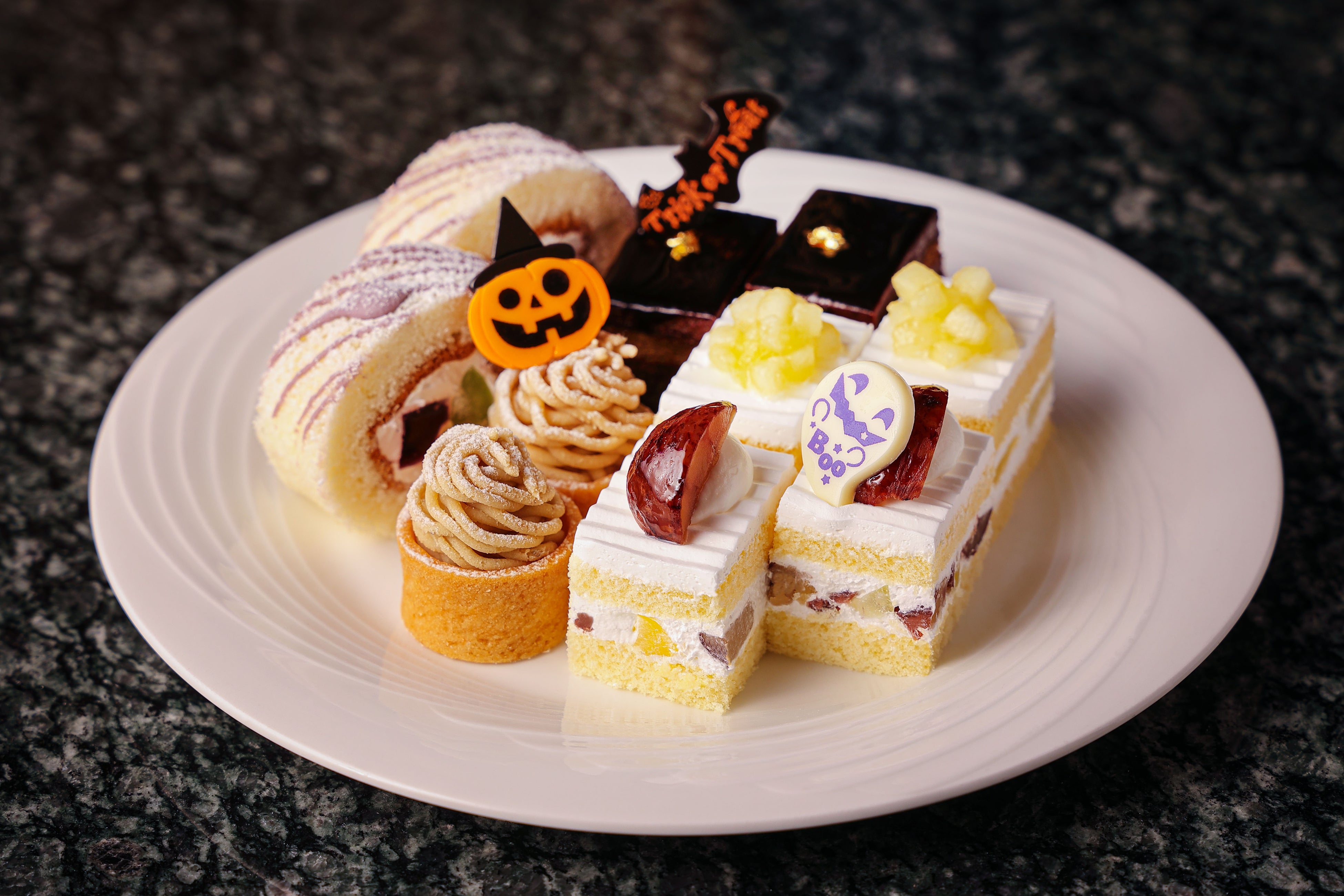 上段・スーパーメロンショートケーキ、マロンショートケーキ、プチモンブラン、グレープロールケーキ、ガトーオペラ