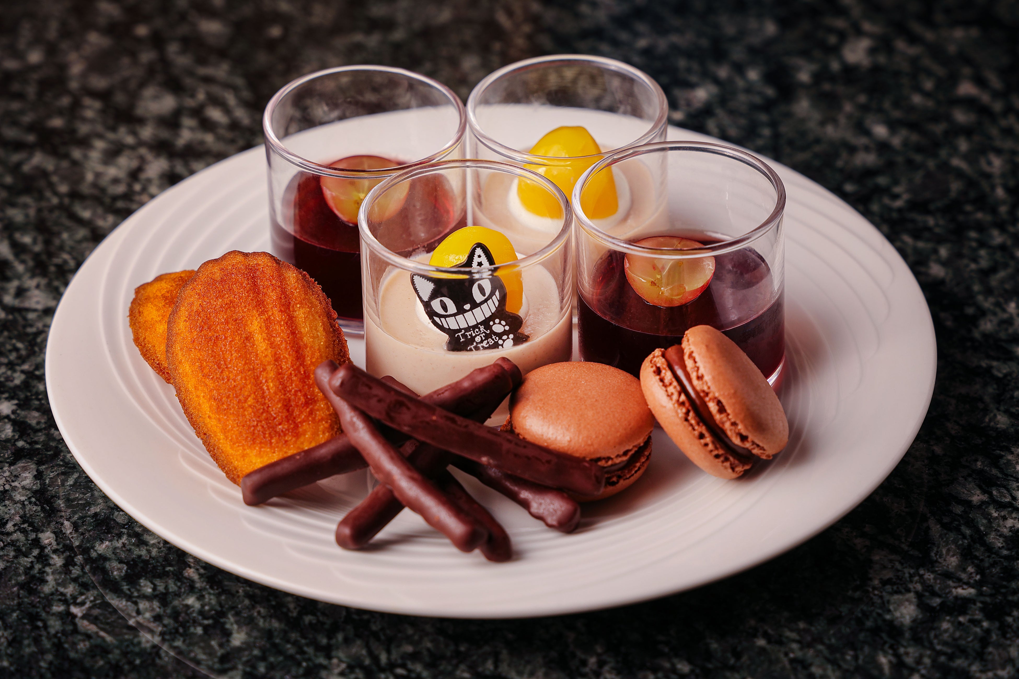 中段・マロンパンナコッタ、グレープゼリー、マドレーヌ、チョコレートマカロン、オランジェット