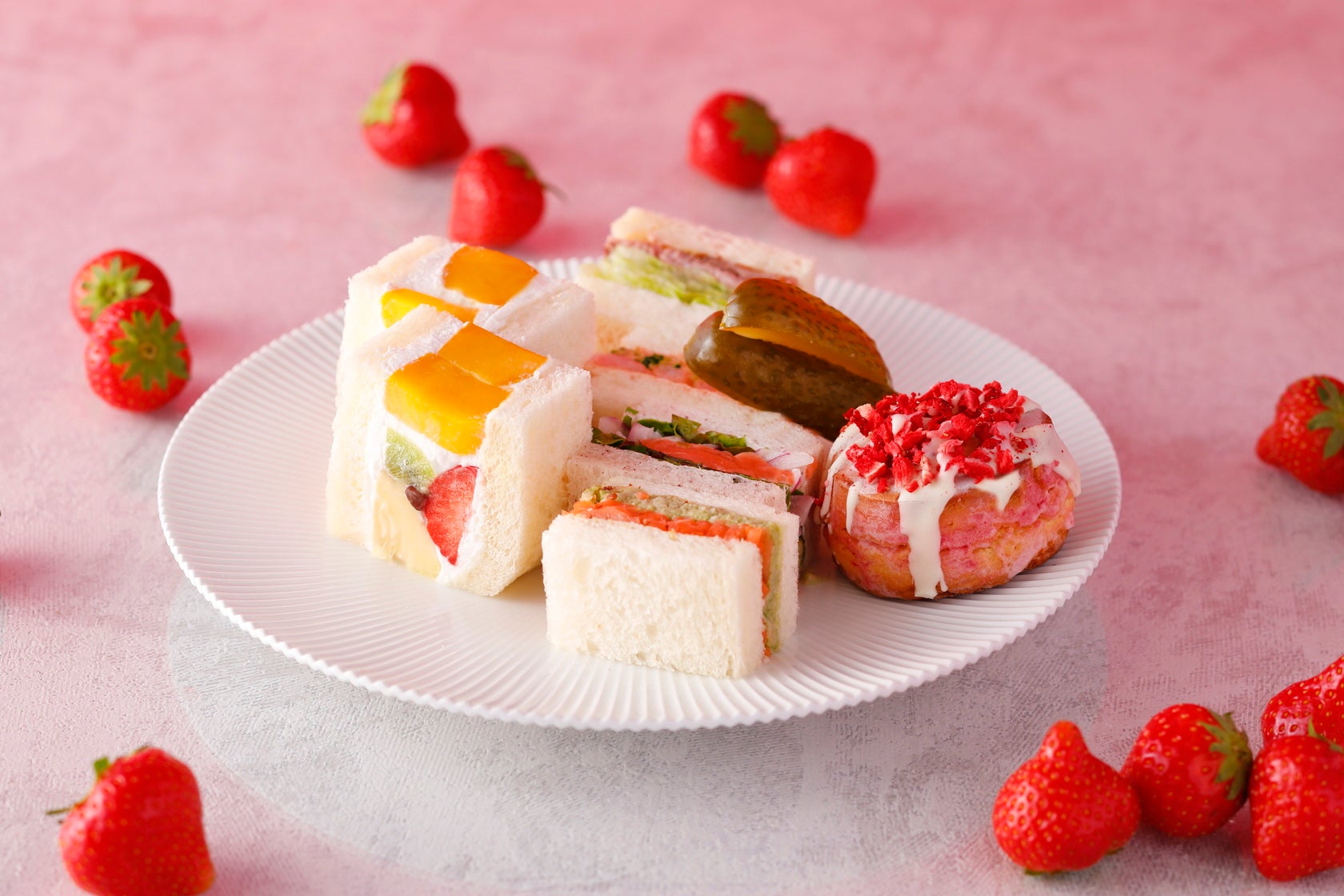 アウトレットスイーツ☆AfternoonTea2種のケーキ食べ比べ✨️Aセット 旬の苺を使用した贅沢なストロベリーアフタヌーンティーを2月15