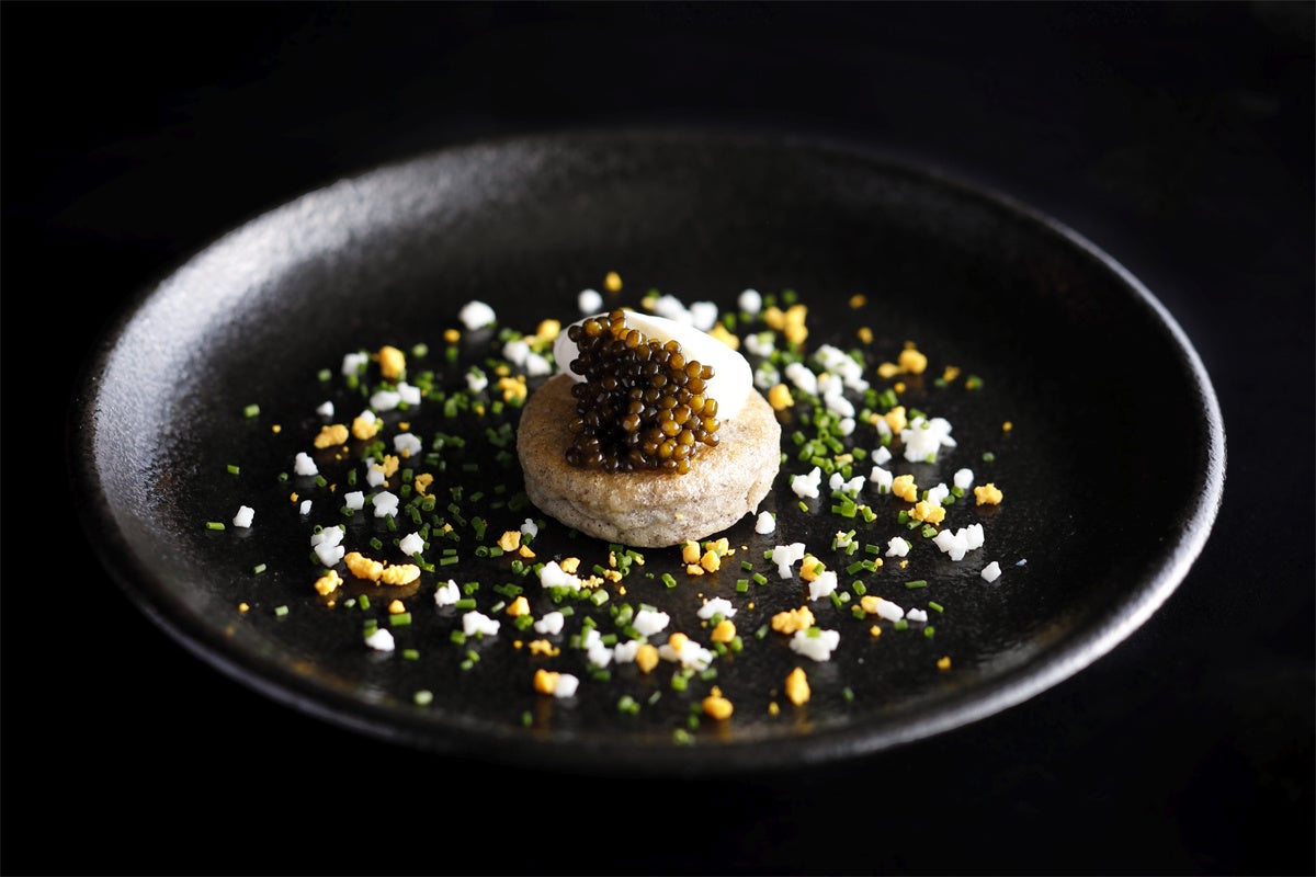 真鯛のカルパッチョ仕立て コブみかんとポン酢風味 ブルターニュ産そば粉のブリニ　キャヴィアを添えて