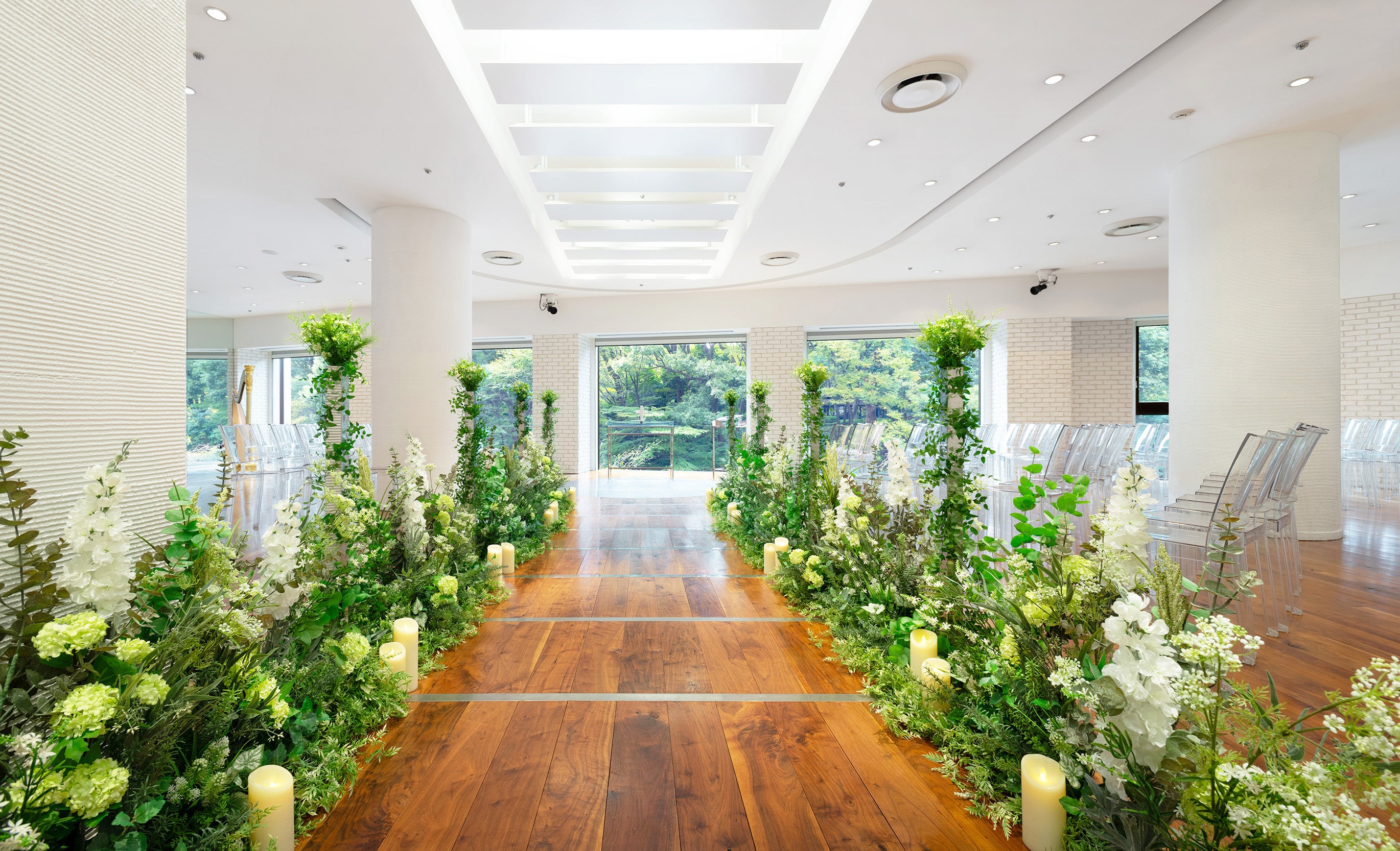 緑あふれるバージンロードに一新された「サンライズ・ガーデン」（チャペル式・人前式／2024年4月以降の挙式より）