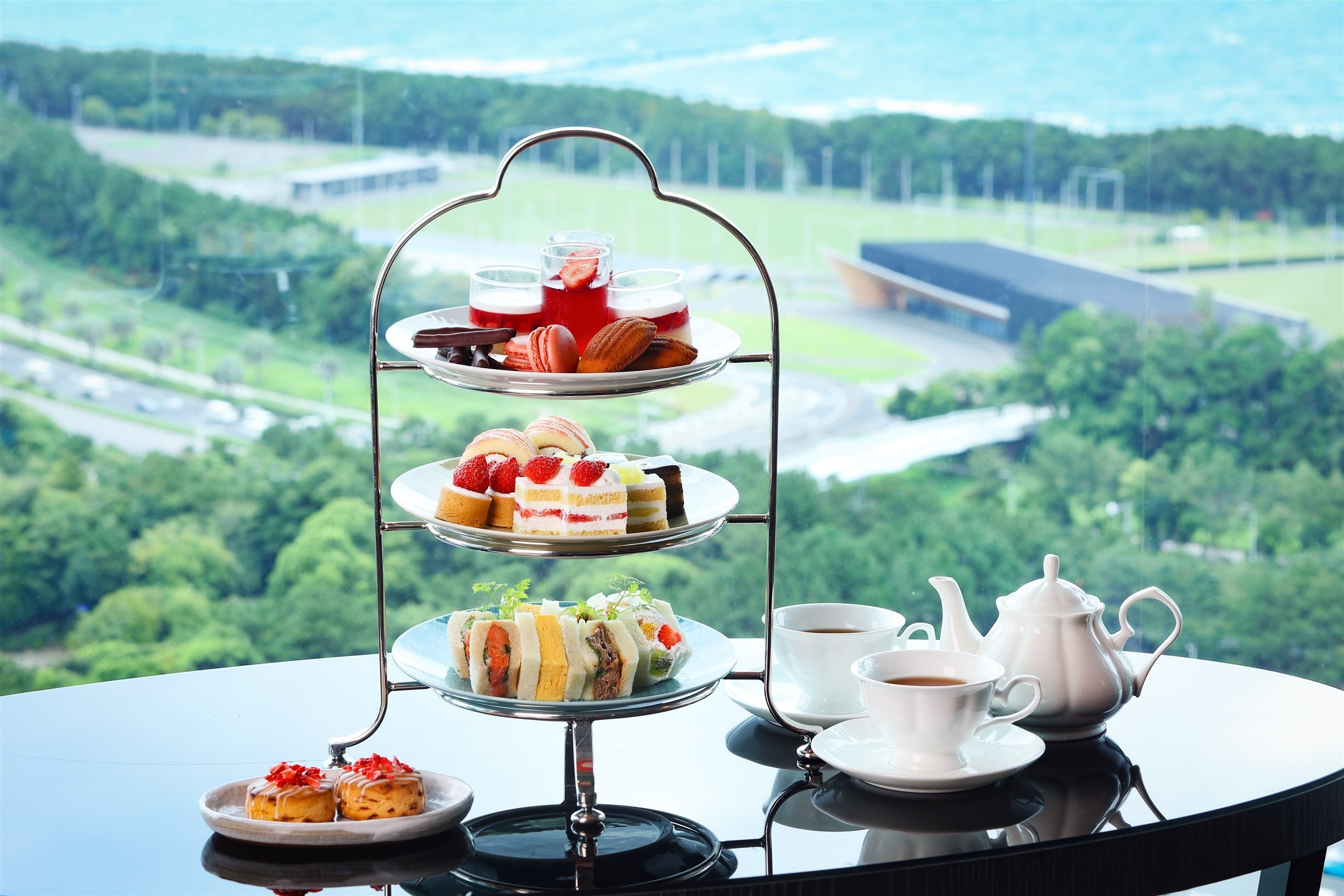 ベイコートカフェ「新・アフタヌーンティーセット～Premier～」1名さま￥5,520（税金・サービス料共）　※画像は2名さま分