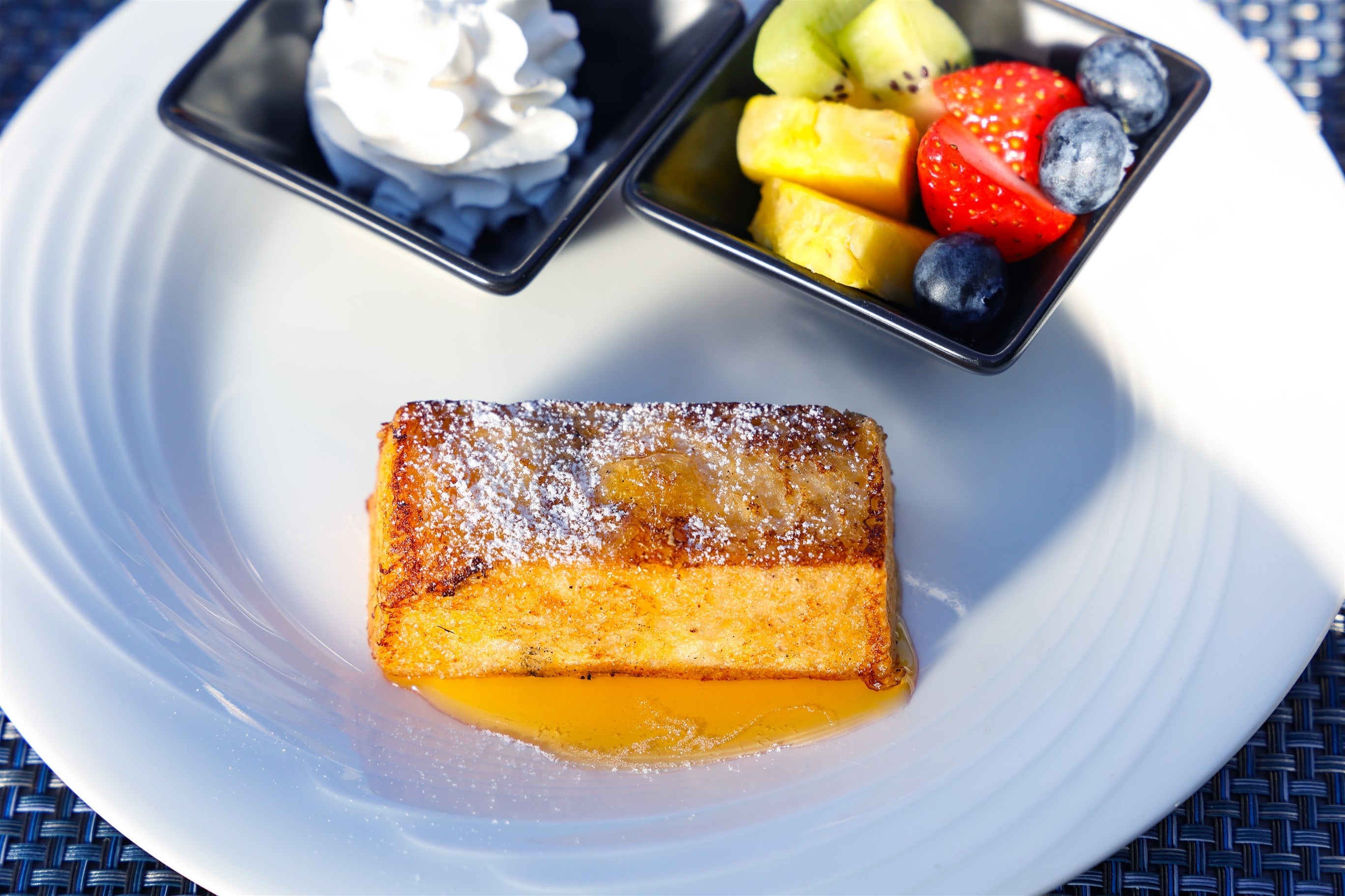 フレンチトースト　季節のフルーツ添え