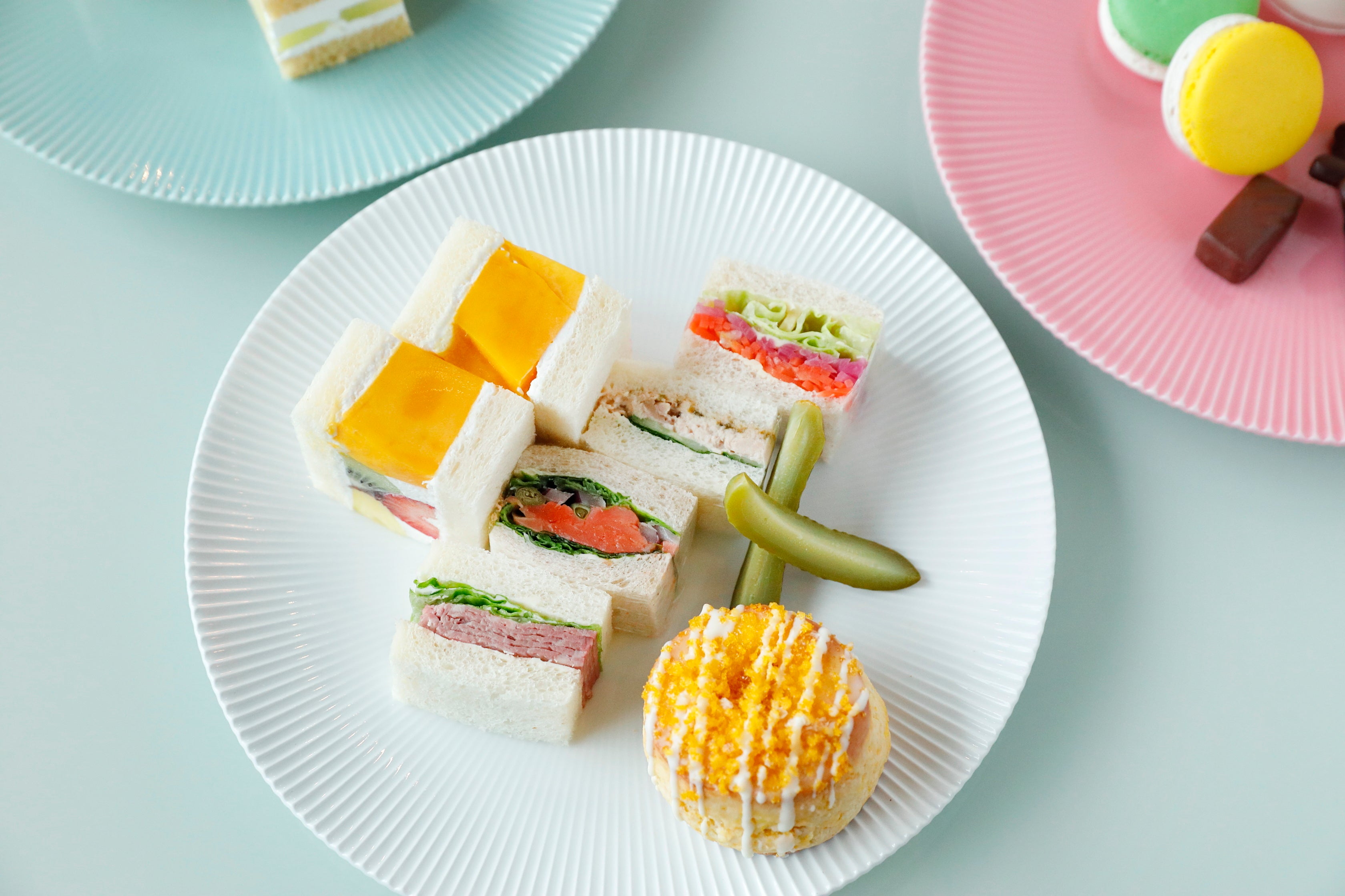 ＜下段＞ 季節の特製フルーツサンドウィッチ、バラエティーサンドウィッチ4種、マンゴースコーン