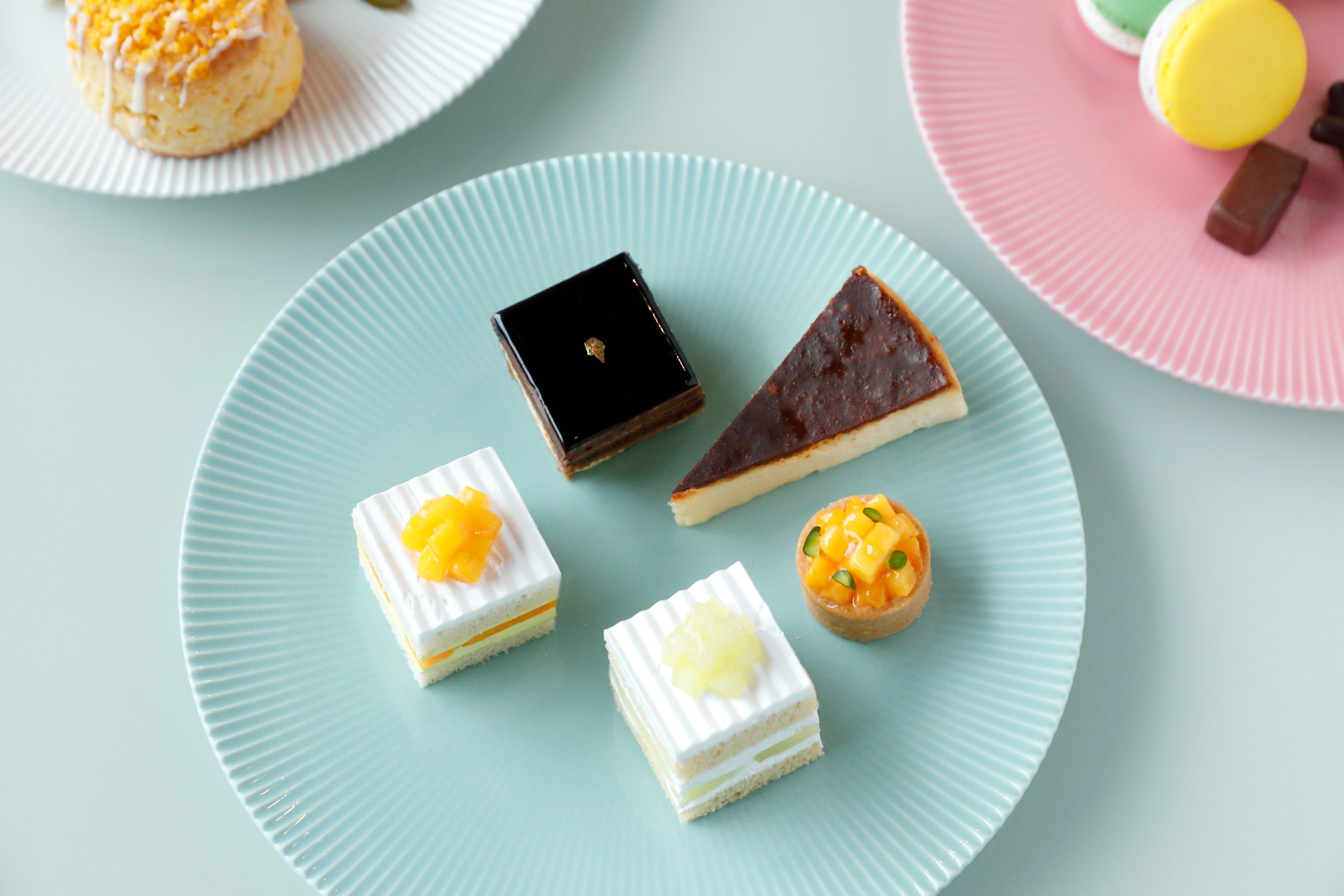 ＜上段＞ スーパーメロンショートケーキ、マンゴーショートケーキ、バスクチーズケーキ、オペラレジェール、マンゴータルト