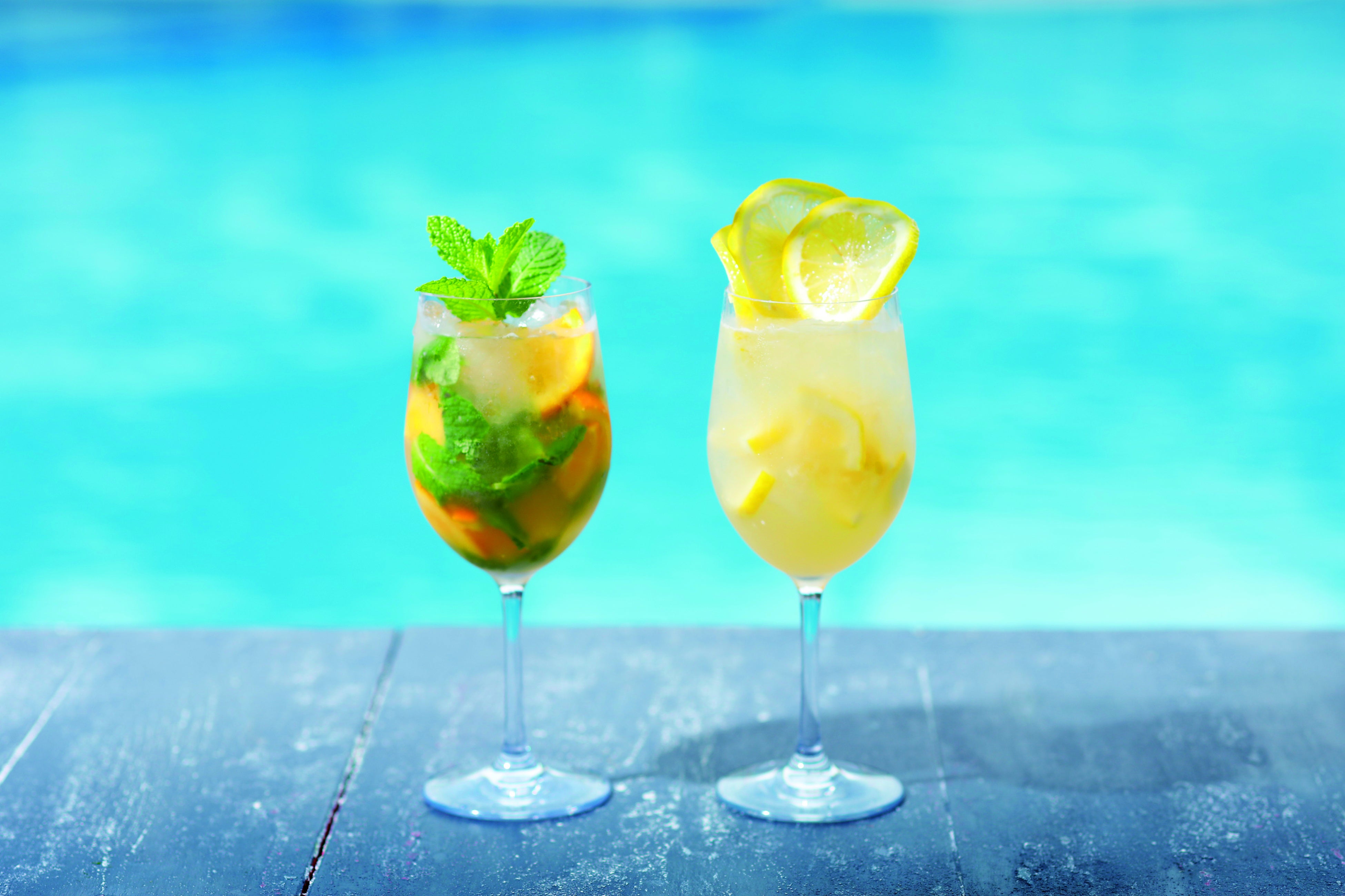 （左）『桃香るフルーティーモヒート』（右）『檸檬さわやかラムレモンサワー』