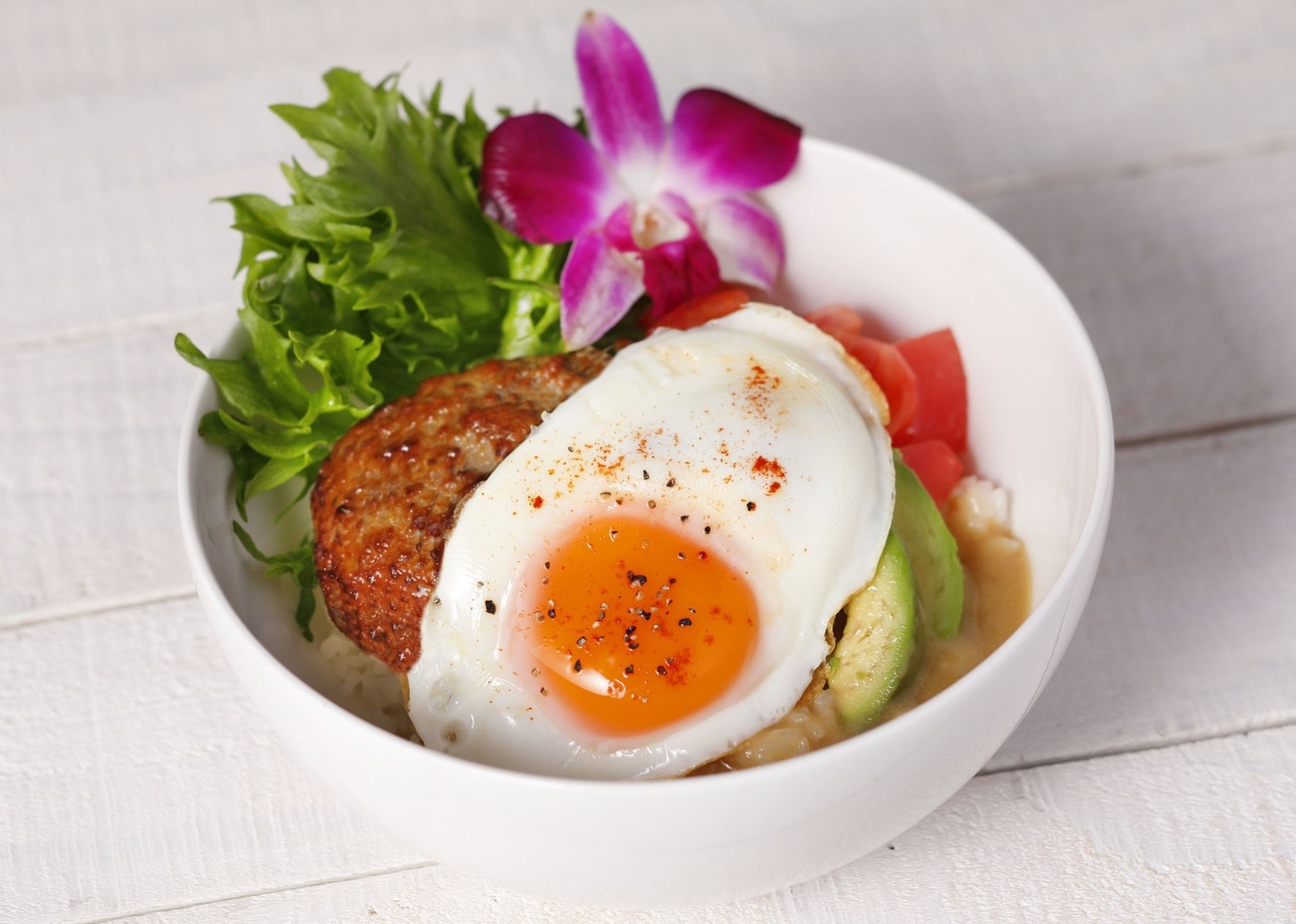 『アボカドと熟成トマトのロコモコ』