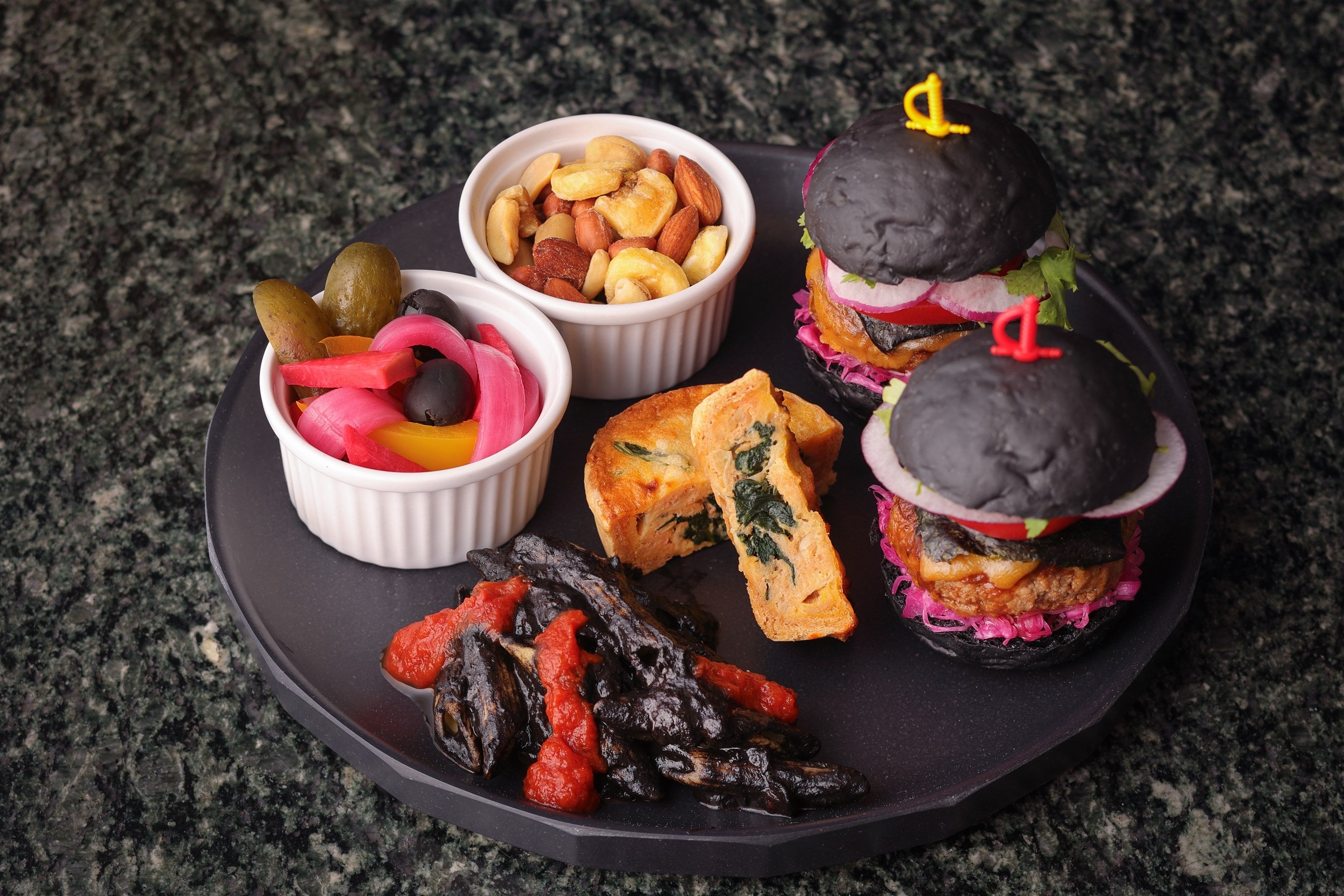 ＜中段＞オリーブ＆カラフルピクルス、サーモンキッシュ、ミックスナッツ、イカ墨ペンネアラビアータ、ブラックハロウィンバーガー